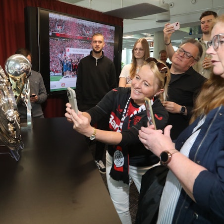 Der amtierende deutsche Fußballmeister, Pokal- und Supercupsieger Bayer 04 Leverkusen besucht den Kölner Stadt-Anzeiger im Neven-DuMont-Haus. Foto: Arton Krasniqi