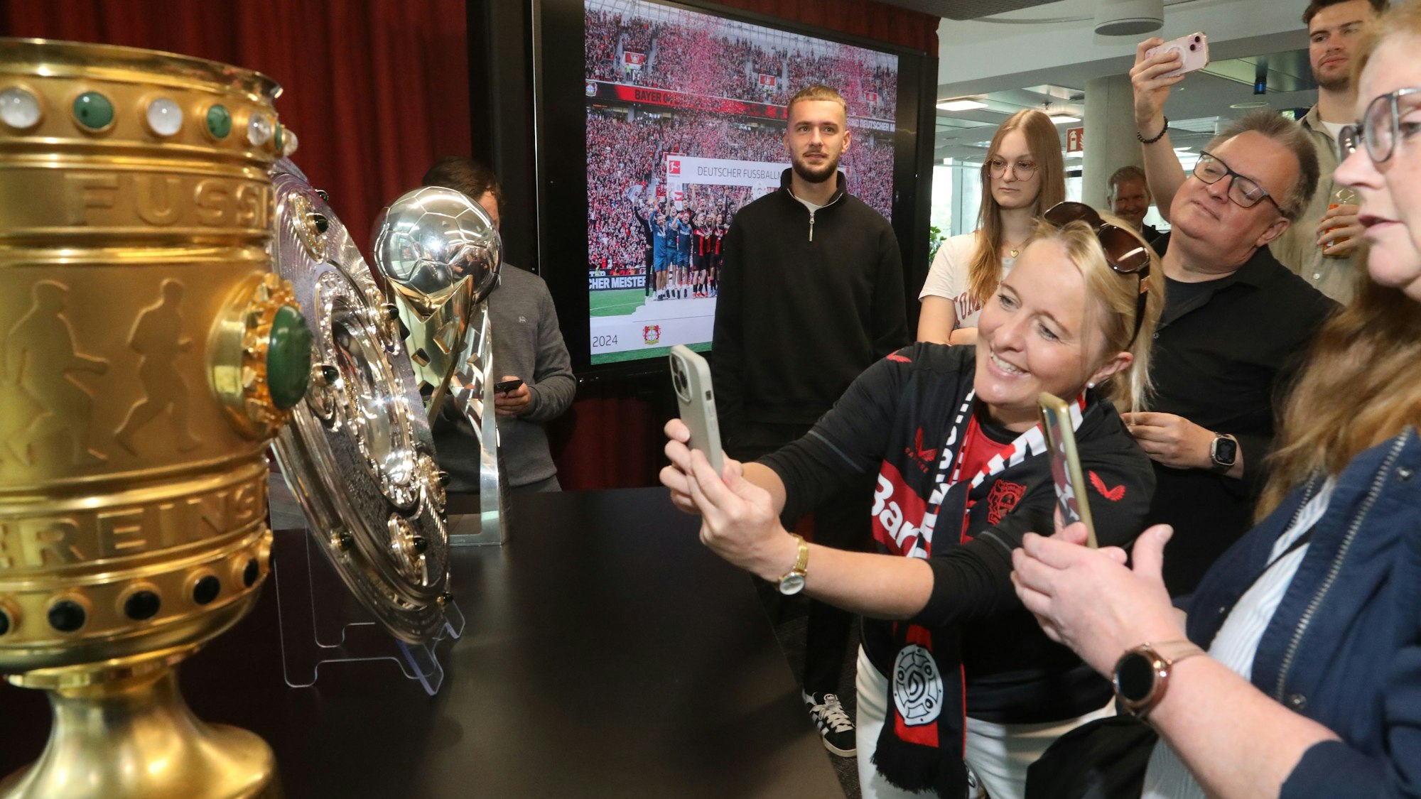 Der amtierende deutsche Fußballmeister, Pokal- und Supercupsieger Bayer 04 Leverkusen besucht den Kölner Stadt-Anzeiger im Neven-DuMont-Haus. Foto: Arton Krasniqi