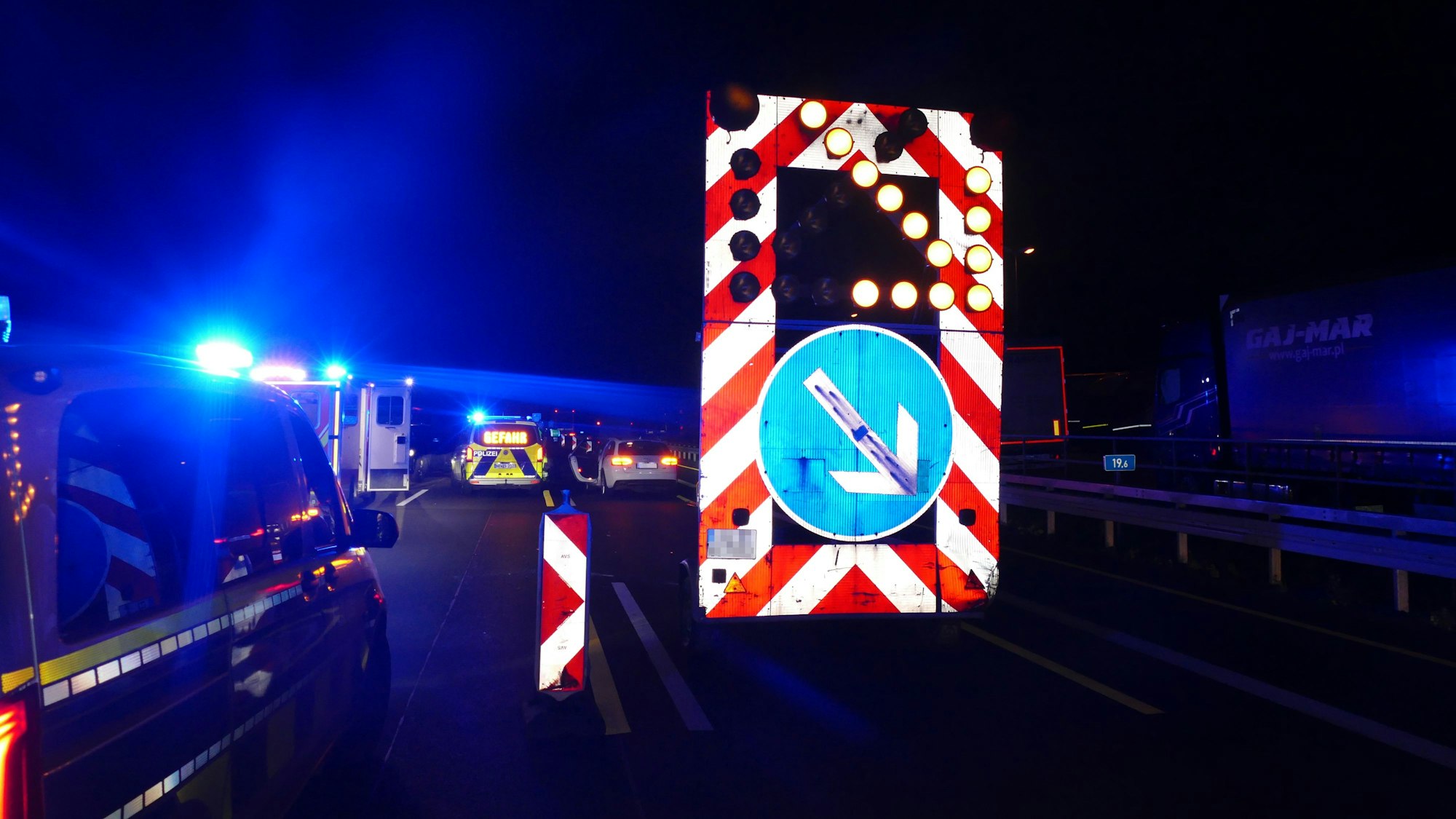 Ein Baustellen-Anhänger mit zwei Pfeilen.