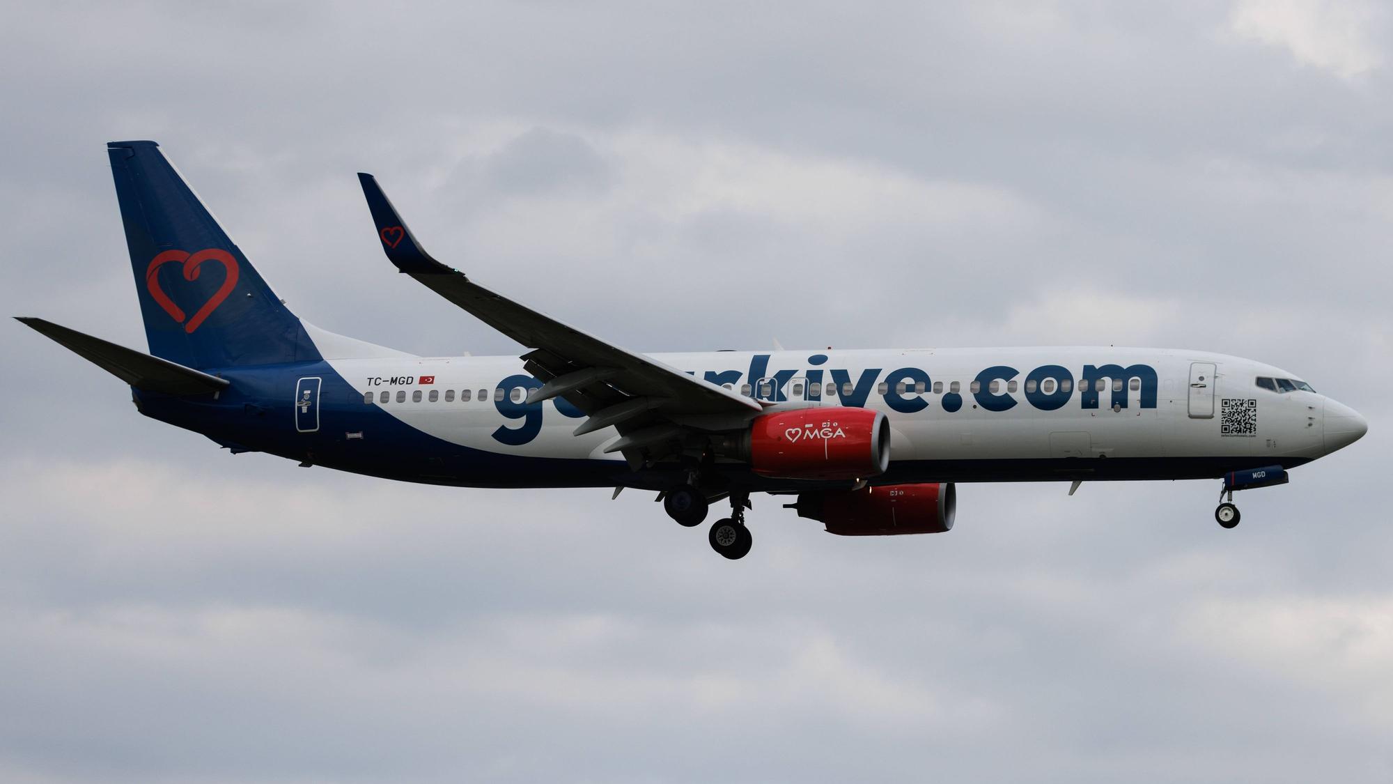 Eine Boeing 737 der türkischen Fluglinie Mavi Gök in der Luft.