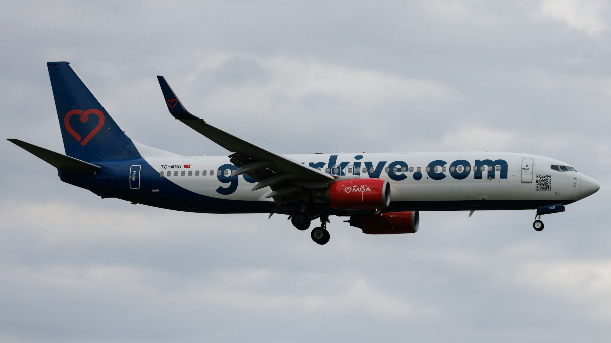 Eine Boeing 737 der türkischen Fluglinie Mavi Gök in der Luft.