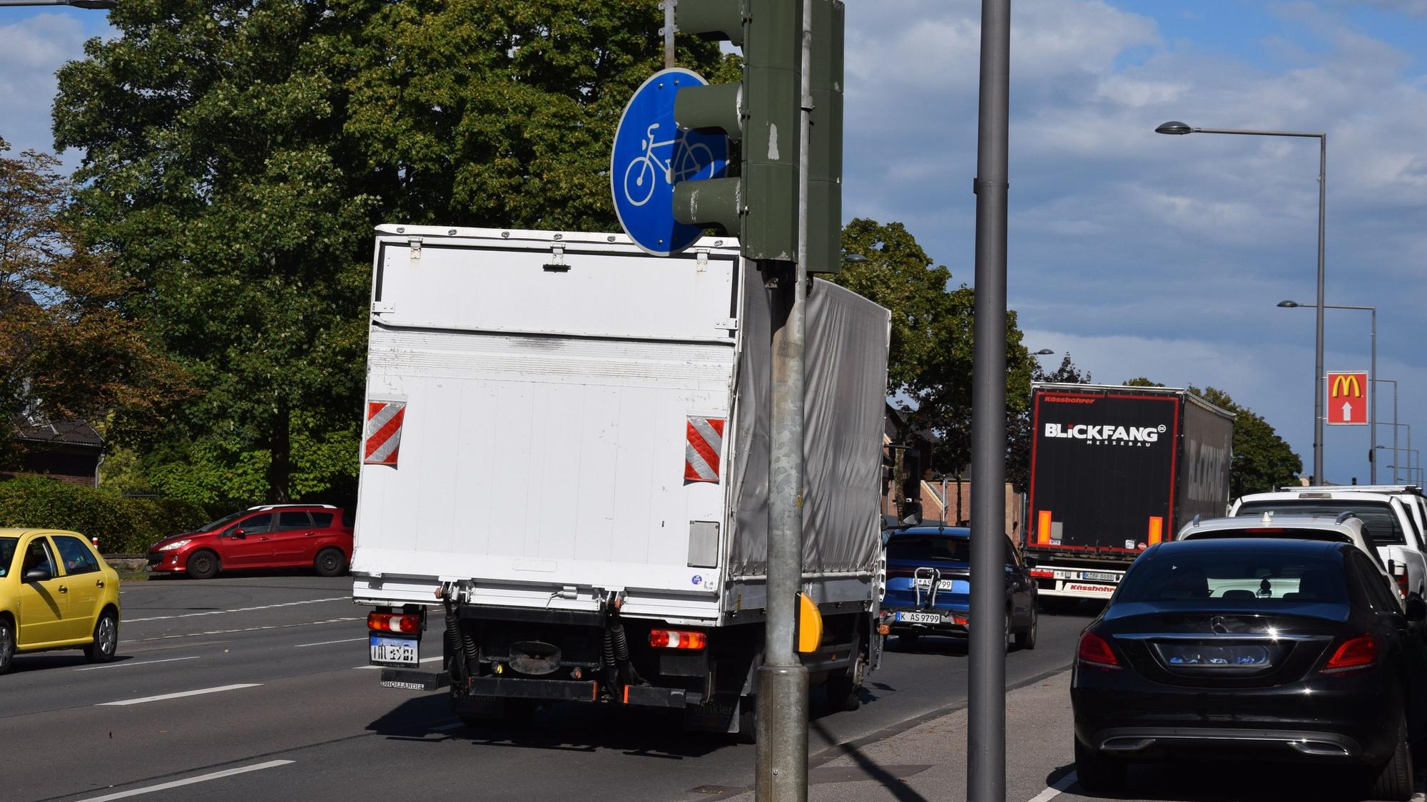 LKWs auf Bergisch Gladbacher Straße
