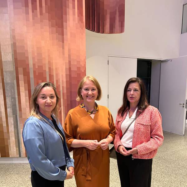 Nina Sommer, Bundesministerin Lisa Paus und Carmen Muñoz-Berz.