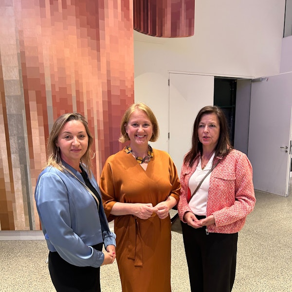 Nina Sommer, Bundesministerin Lisa Paus und Carmen Muñoz-Berz.