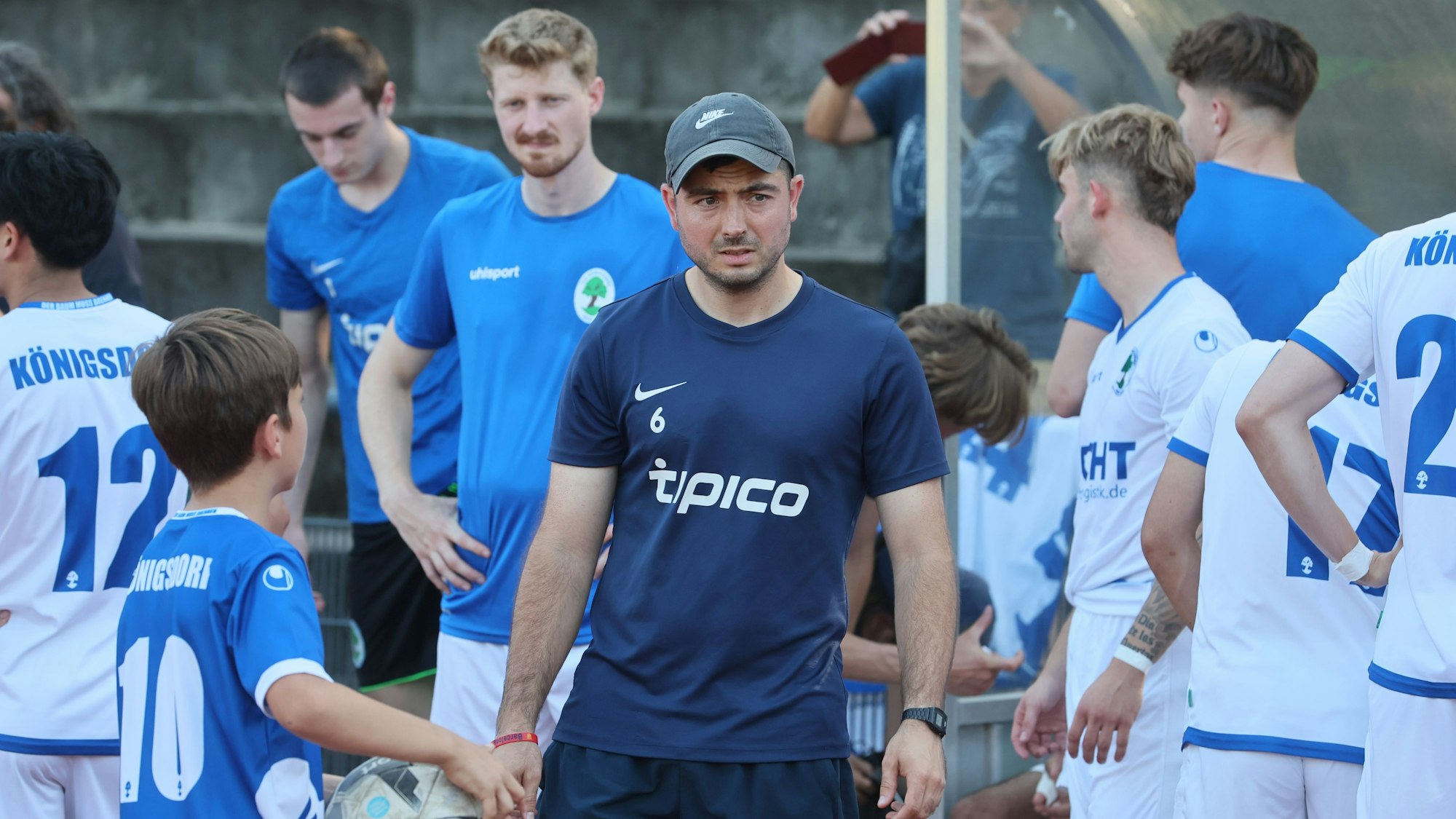 Zu sehen ist der Trainer einer Fußballmannschaft.