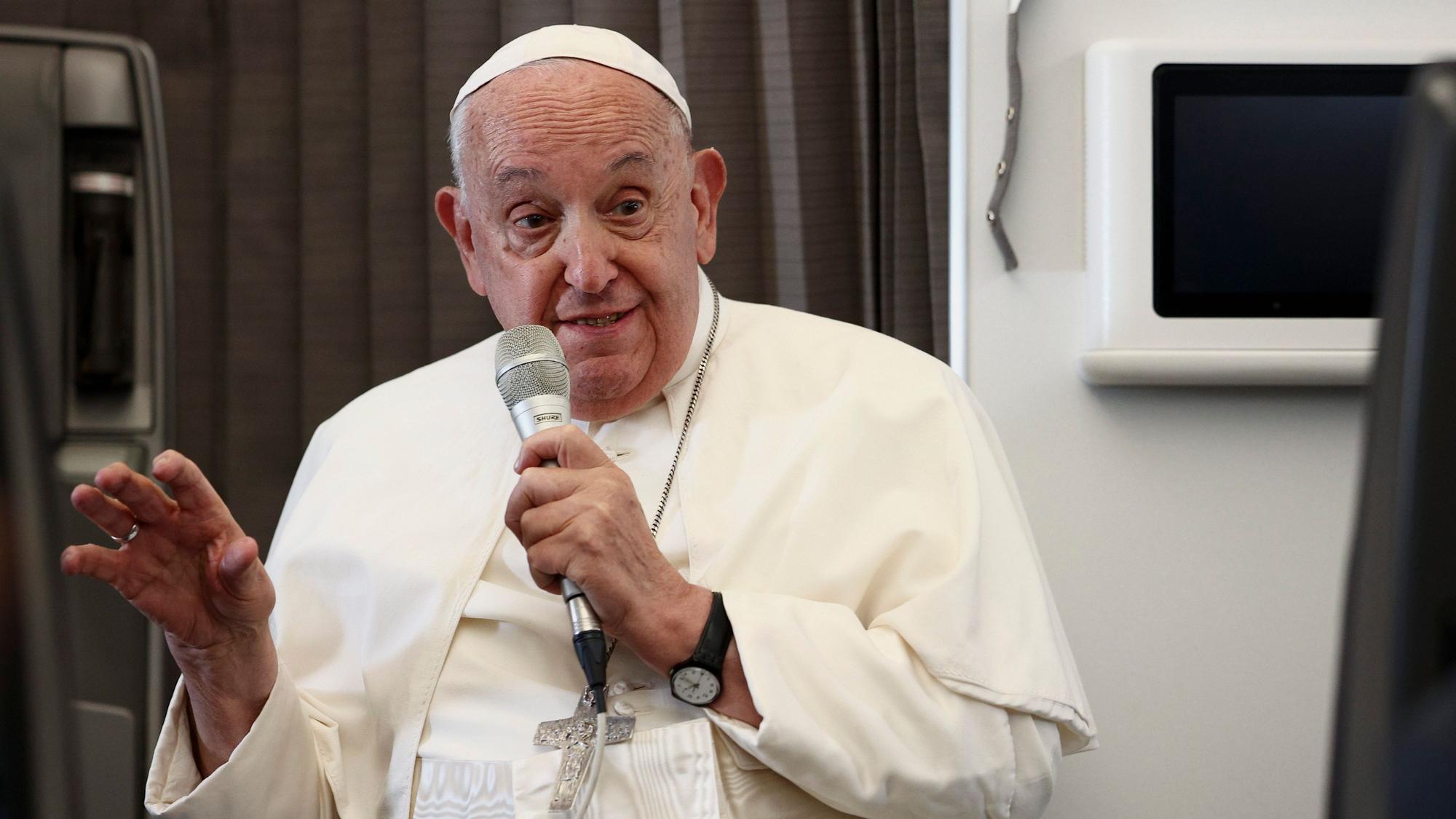 Papst Franziskus hält eine Pressekonferenz an Bord des päpstlichen Flugzeugs auf seinem Rückflug nach seiner 12-tägigen Reise durch Südostasien und Ozeanien. (Archivbild)