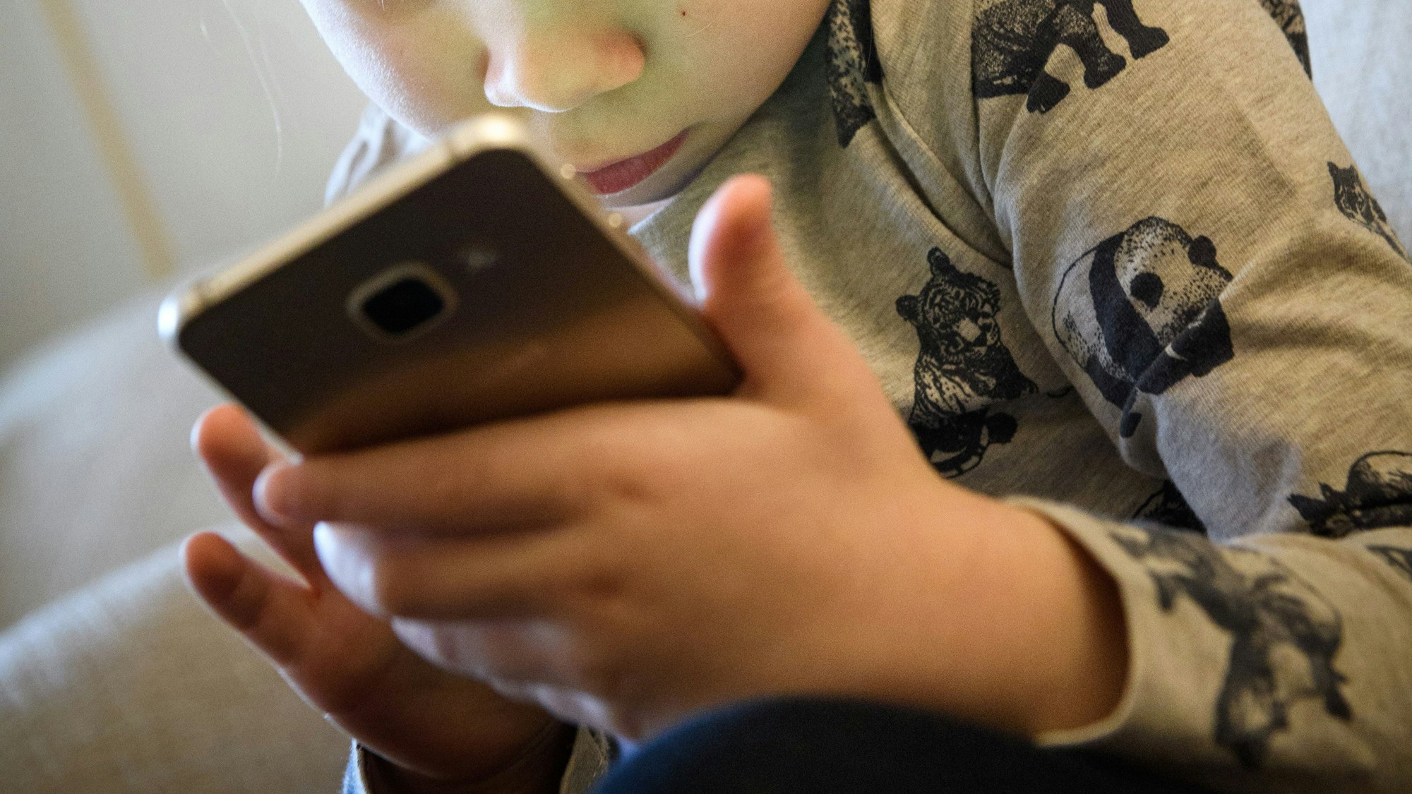 Die Polizei in Köln möchte über die Begleitung in die digitale Welt aufklären. (Symbolfoto)
