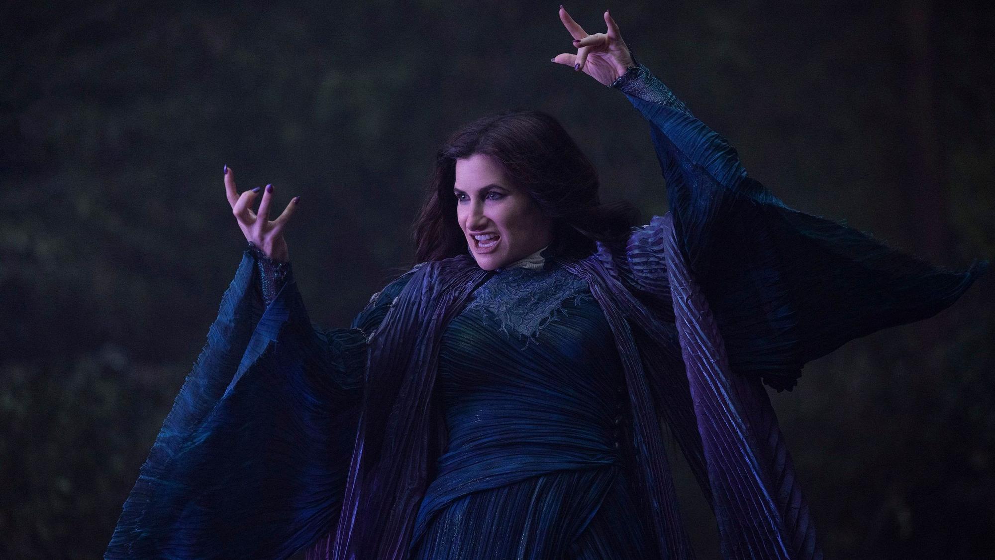 Dieses von Disney+ veröffentlichte Bild zeigt Kathryn Hahn als Agatha Harkness in der Marvel-Fernsehserie „Agatha All Along“.