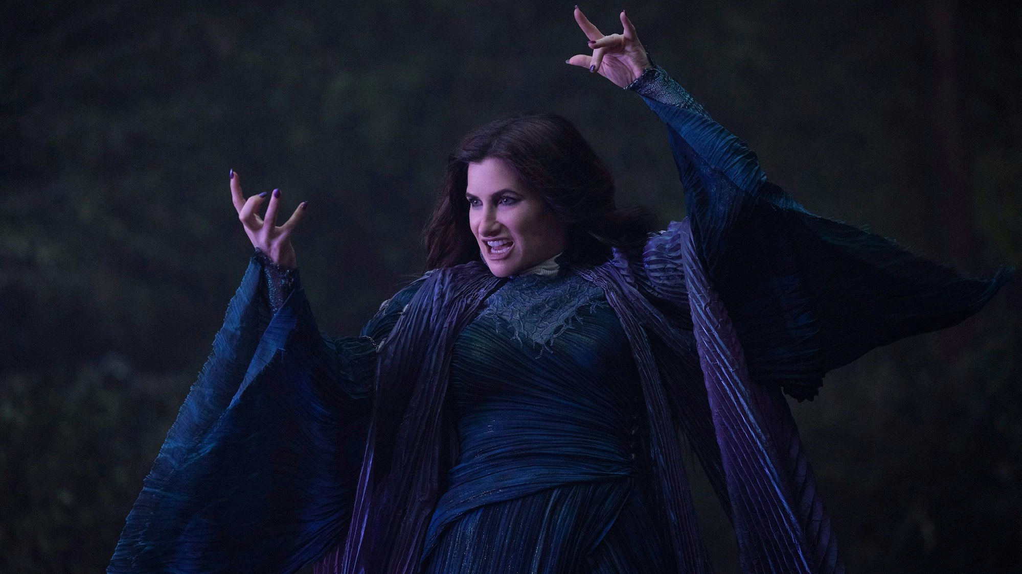 Dieses von Disney+ veröffentlichte Bild zeigt Kathryn Hahn als Agatha Harkness in der Marvel-Fernsehserie „Agatha All Along“.