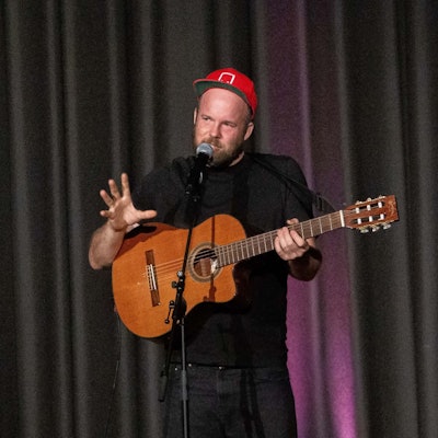 Der Künstler auf der Bühne.