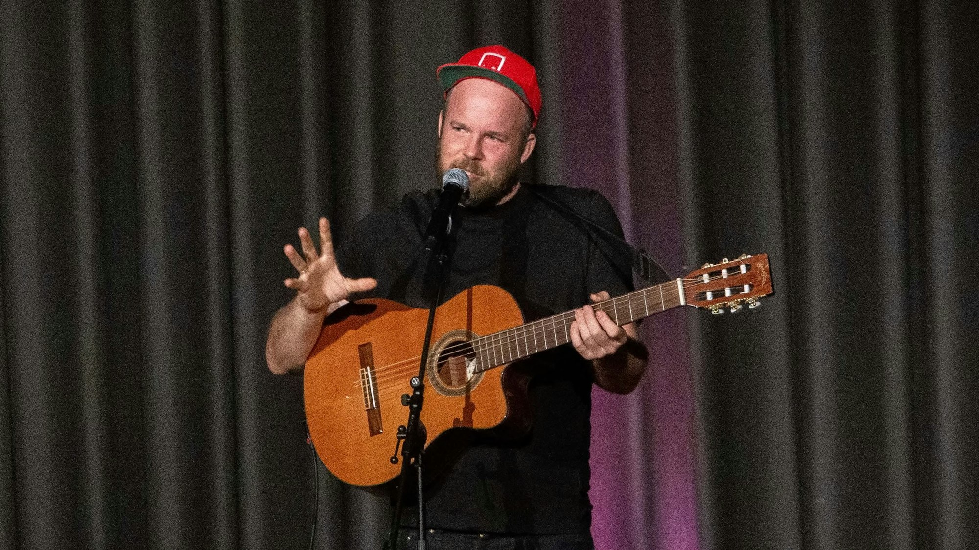 Der Künstler auf der Bühne.