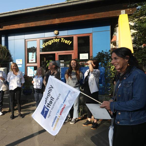 19.09.2024, Köln: Gülistan Cacan vom Vingster Treff begrüßt die Besucher zum Start am Bürgerzentrum in Vingst beim Vingster Treff.