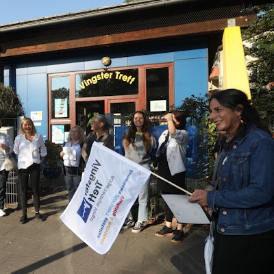 Menschen vor dem Vingster Treff