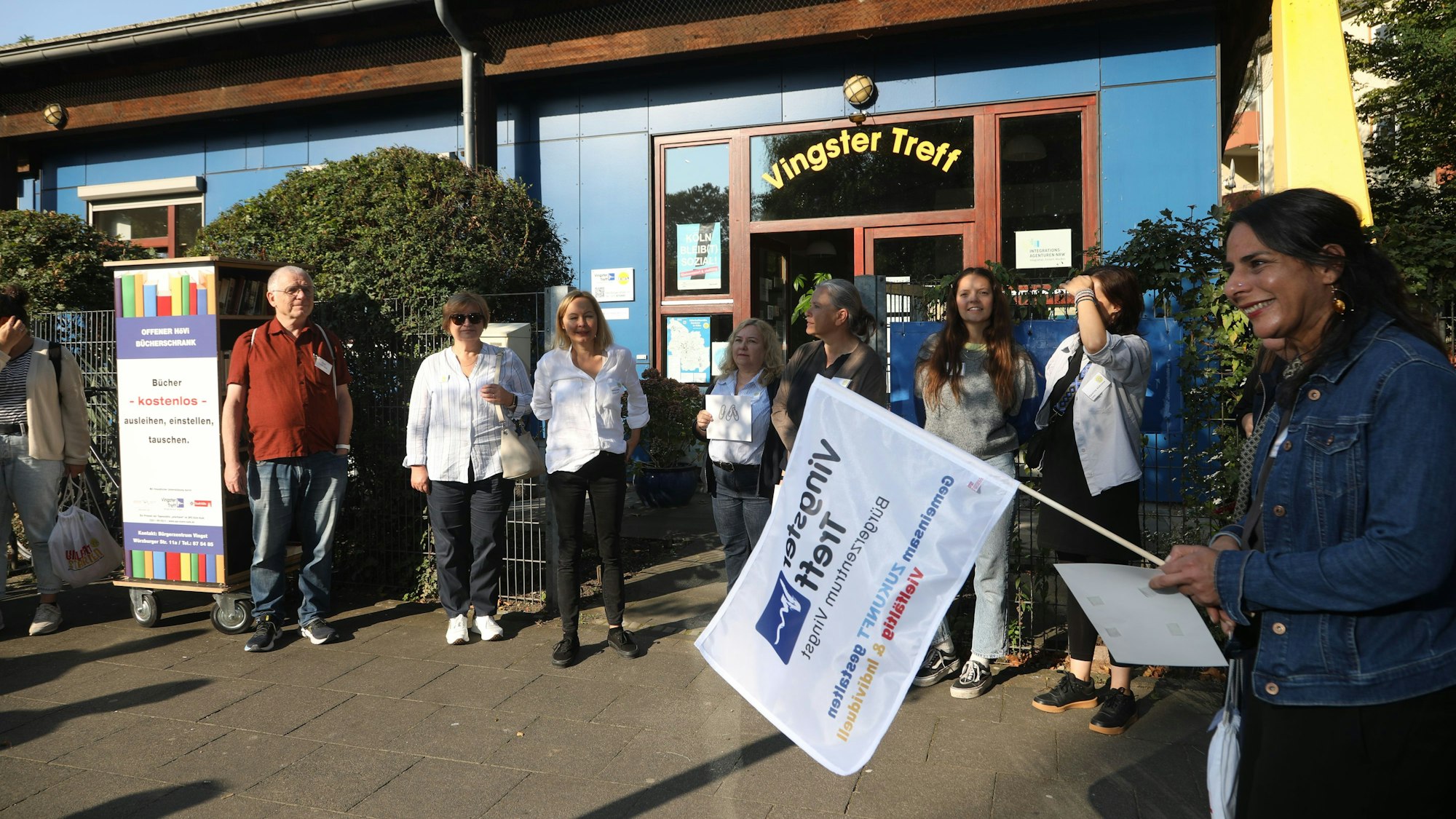 Menschen vor dem Vingster Treff
