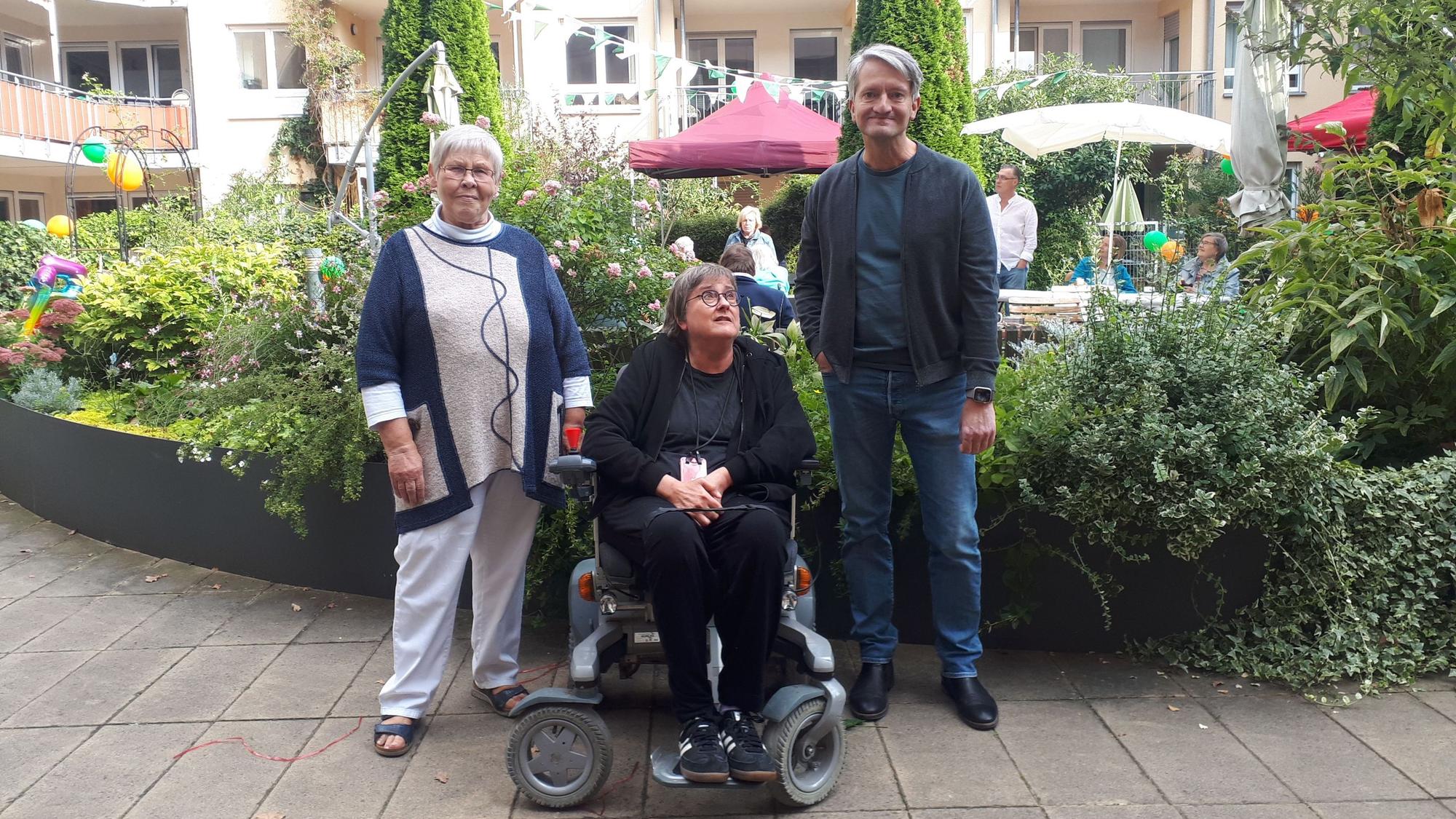 Freude über das 15-jährige Bestehen der Hausgemeinschaft: Elke Mörs, Ute Harrsen und Uwe Helms (v.l.) von Ledo.