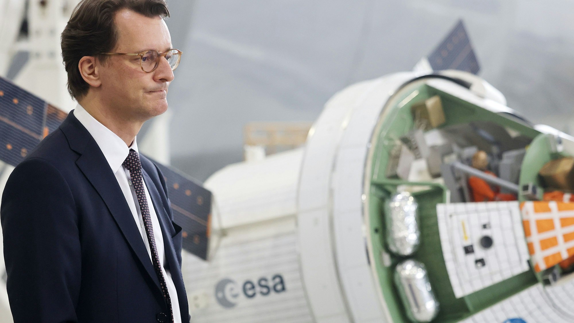 Hendrik Wüst (CDU), Ministerpräsident von Nordrhein-Westfalen, spricht bei einem Besuch im Trainingszentrum für Astronauten bei der European Space Agency (ESA) in Köln.
