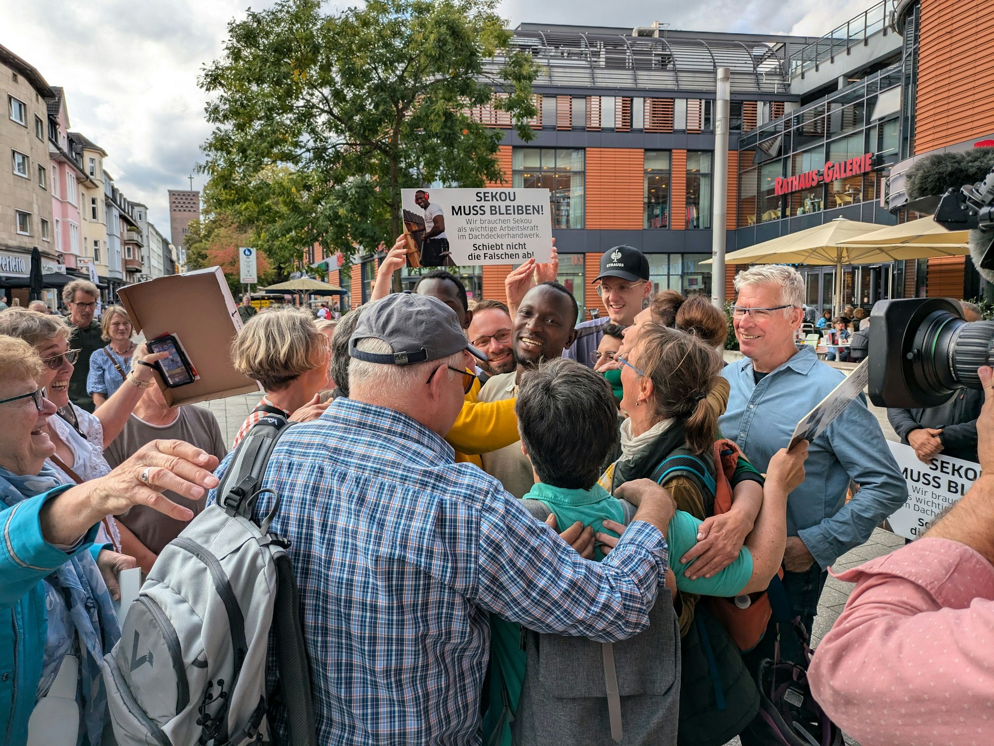 Sekou Sidibe im September inmitten seiner Unterstützer vor dem Rathaus in Wiesdorf.