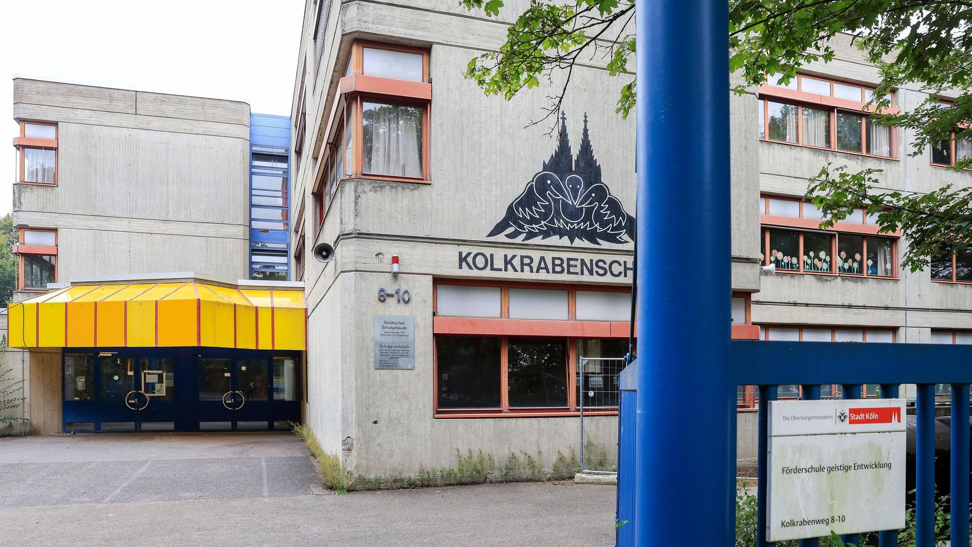 Blick auf ein Schulgebäude