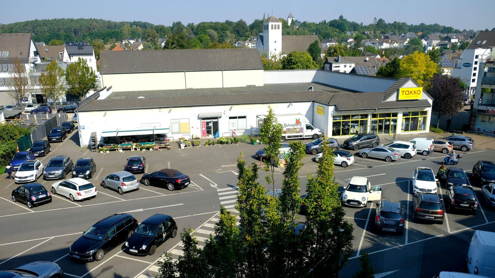 Der Bleibergplatz in Mechernich mit dem in die Jahre gekommenen Geschäftshaus, das im Zuge der Umsetzung der "Neuen Mitte" einem modernen Gebäude mit Tiefgarage weichen soll.