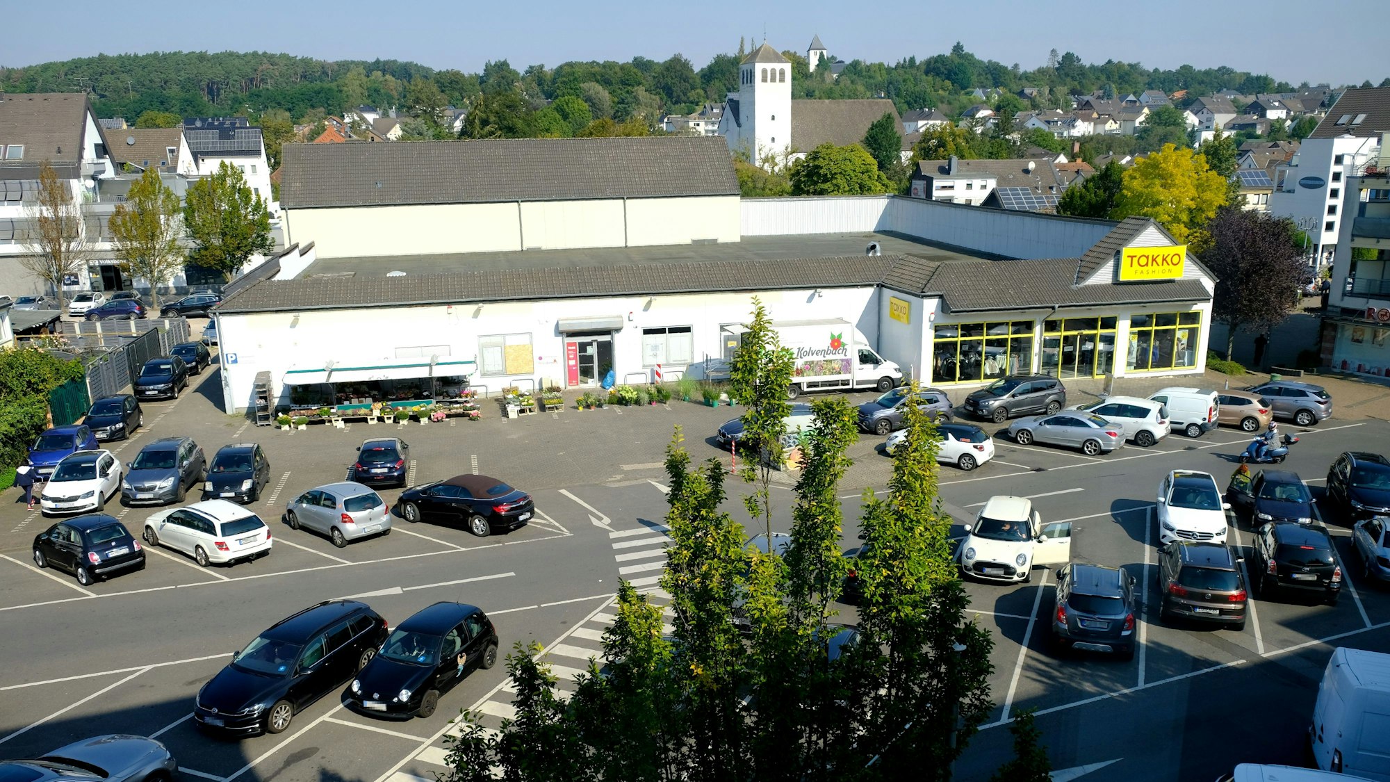 Der Bleibergplatz in Mechernich mit dem in die Jahre gekommenen Geschäftshaus, das im Zuge der Umsetzung der "Neuen Mitte" einem modernen Gebäude mit Tiefgarage weichen soll.