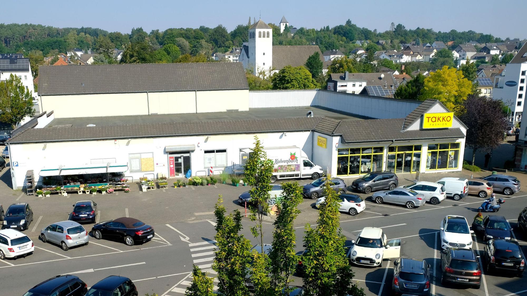 Der Bleibergplatz in Mechernich mit einem in die Jahre gekommenen Geschäftshaus, worin sich aktuell noch eine „Takko“-Filiale befindet.