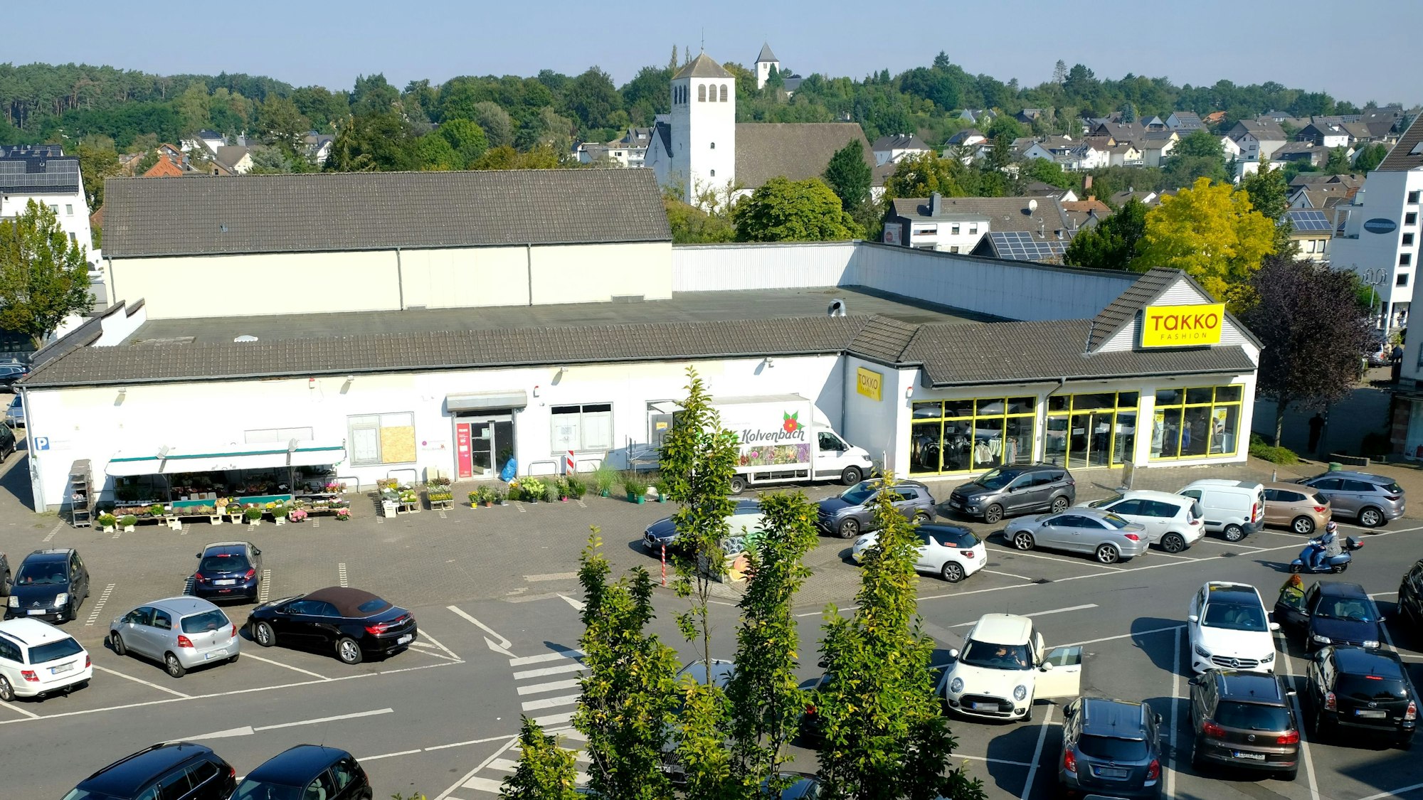 Der Bleibergplatz in Mechernich mit einem in die Jahre gekommenen Geschäftshaus, worin sich aktuell noch eine „Takko“-Filiale befindet.