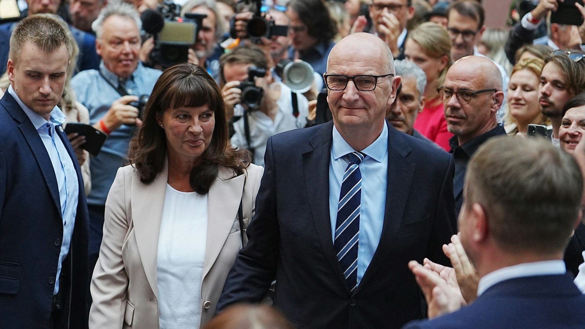 22.09.2024, Brandenburg, Potsdam: Dietmar Woidke, Ministerpräsdident und Vorsitzender der SPD in Brandenburg und seine Frau Susanne kommen nach Bekanntgabe der ersten Prognosen zur SPD-Wahlparty. In Brandenburg fand am Sonntag die Landtagswahl statt. Foto: Kay Nietfeld/dpa +++ dpa-Bildfunk +++