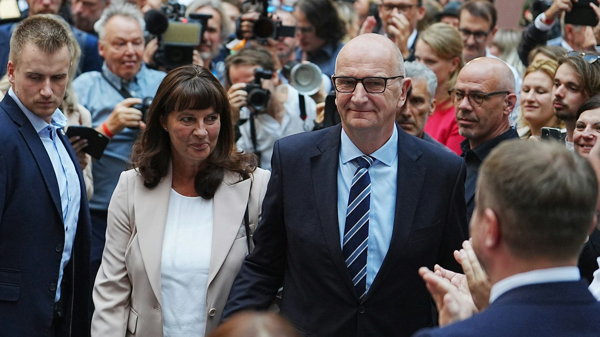 22.09.2024, Brandenburg, Potsdam: Dietmar Woidke, Ministerpräsdident und Vorsitzender der SPD in Brandenburg und seine Frau Susanne kommen nach Bekanntgabe der ersten Prognosen zur SPD-Wahlparty. In Brandenburg fand am Sonntag die Landtagswahl statt. Foto: Kay Nietfeld/dpa +++ dpa-Bildfunk +++
