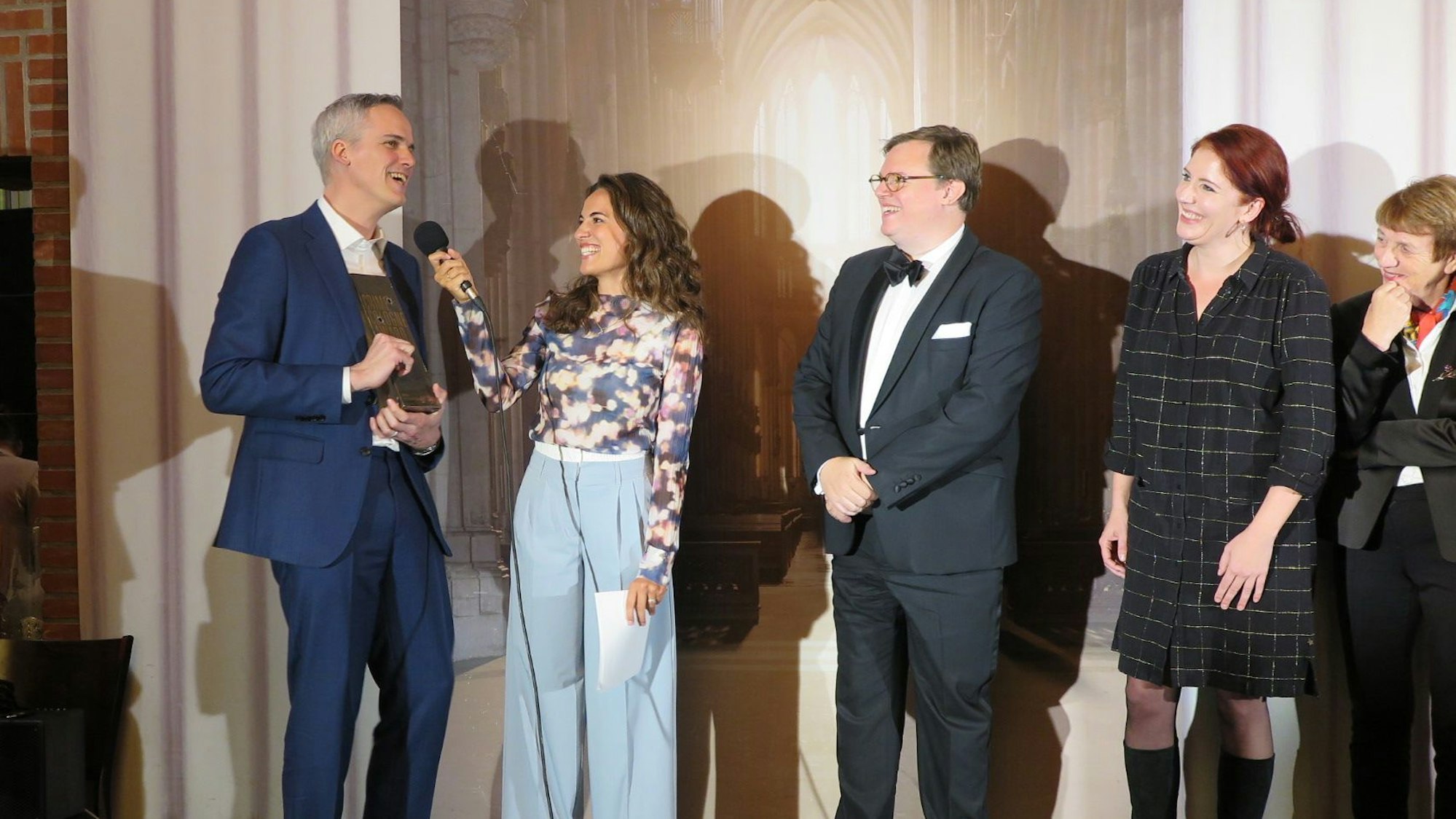 Stephan Schmidt (1.v.l.) erhält den „Crime Cologne-Award“. Rechts von ihm Moderatorin Mona Ameziane sowie die Jurymitglieder Mike Altwicker, Judith Merchant und Margarete von Schwarzkopf.