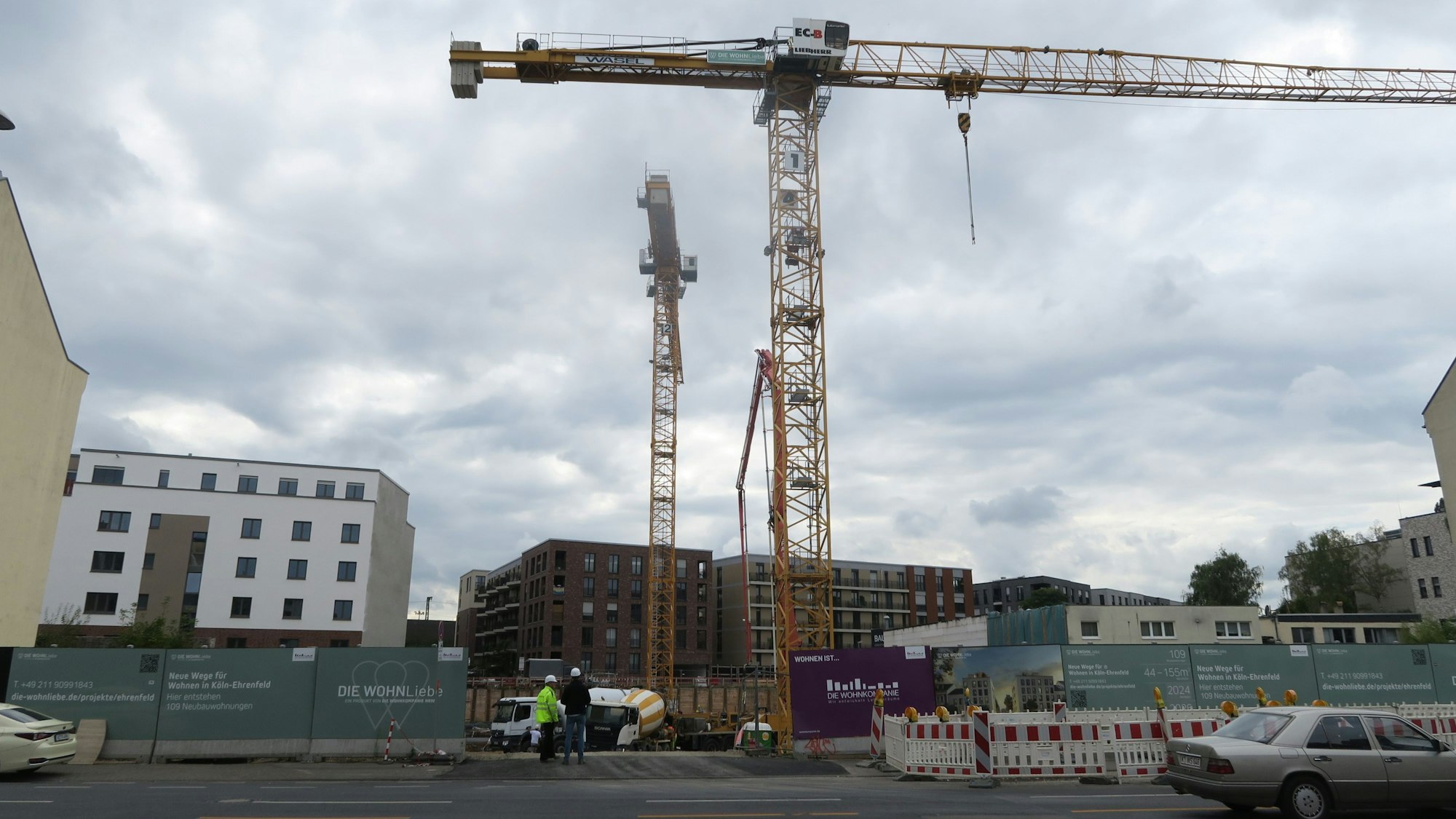 Die Baugrube ist ausgehoben, aktuell steht der Bagger an der Vogelsanger Straße in Ehrenfeld.