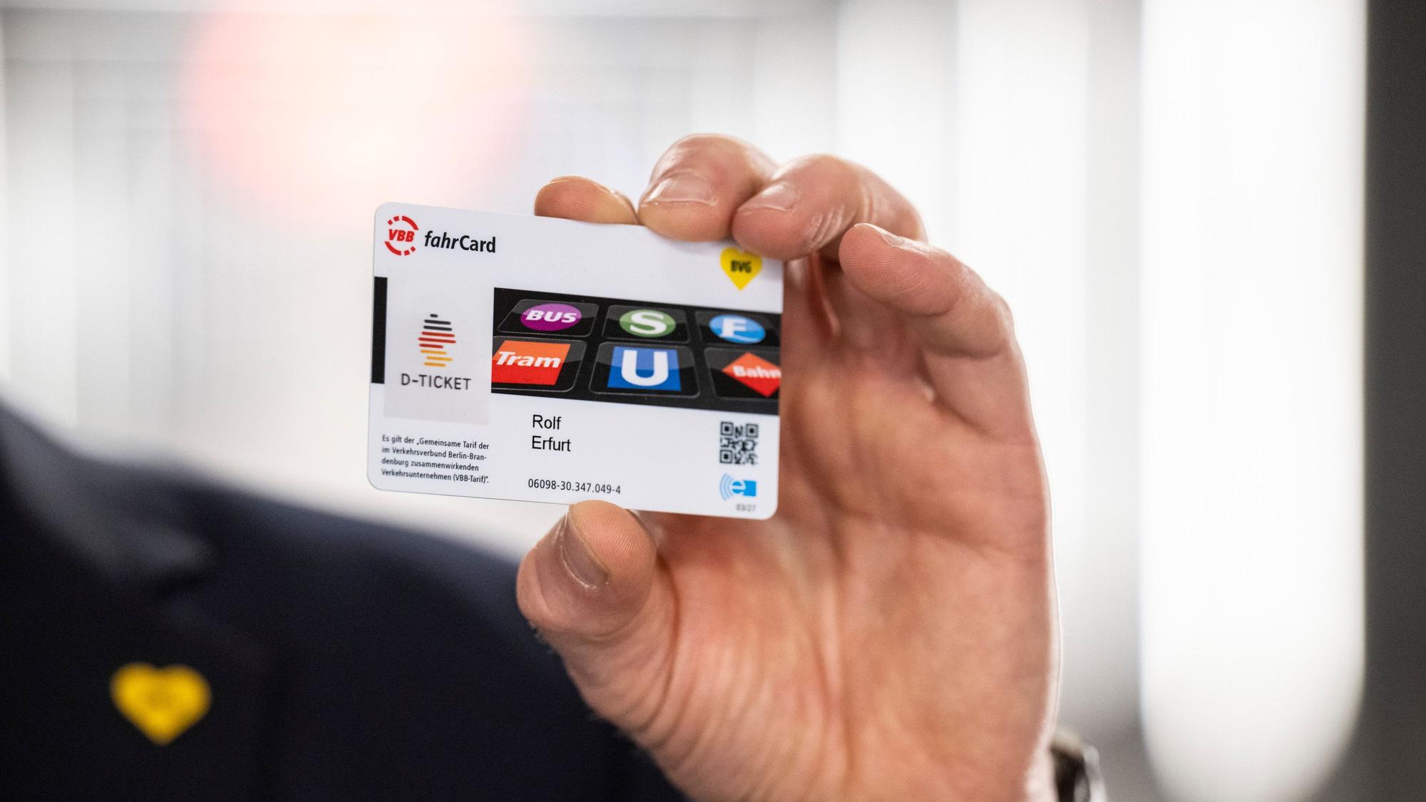 Rolf Erfurt, Vorstand Betrieb der Berliner Verkehrsbetriebe BVG, hält ein Deutschlandticket in der Hand. (Archivbild)