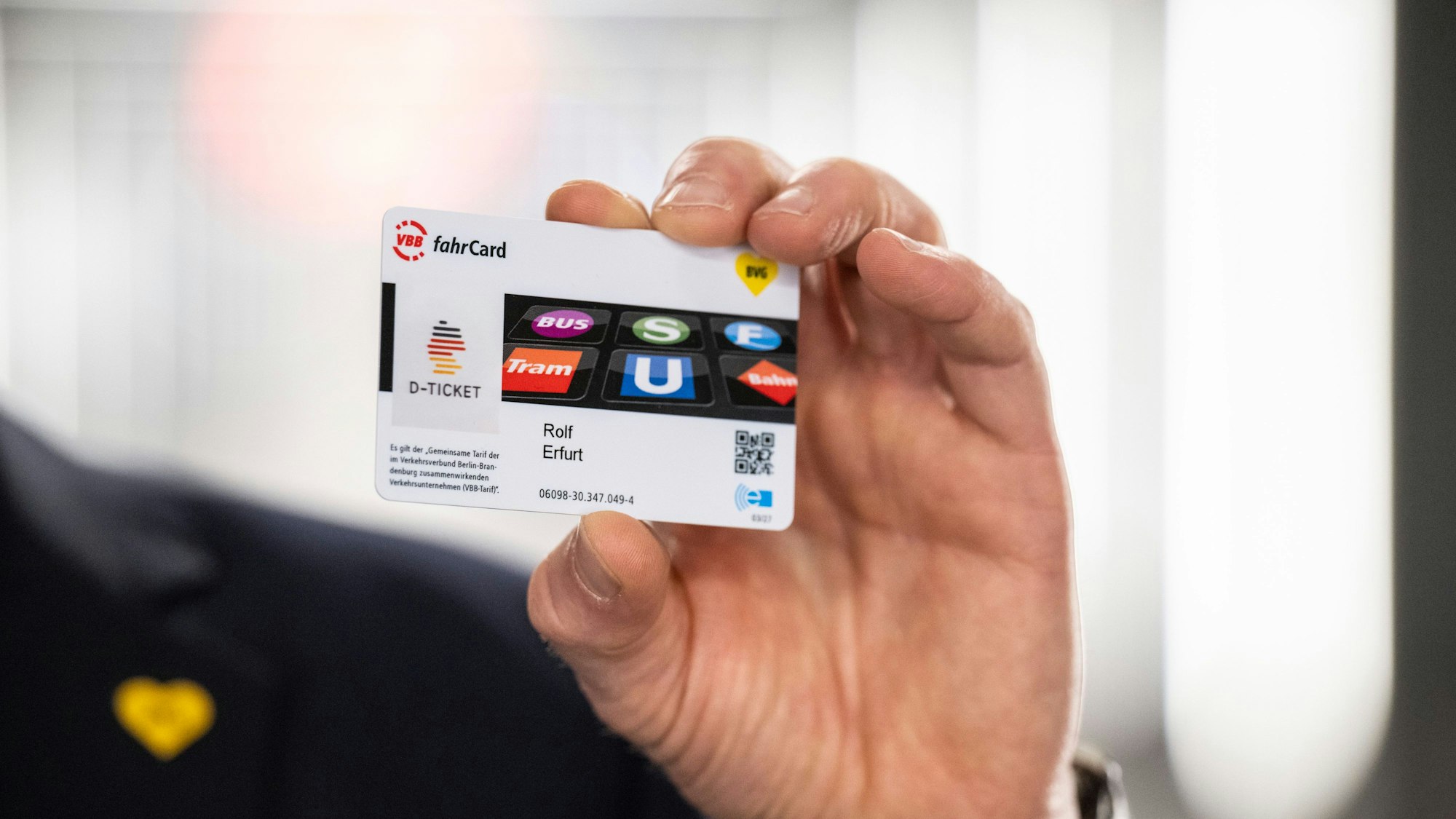 Rolf Erfurt, Vorstand Betrieb der Berliner Verkehrsbetriebe BVG, hält ein Deutschlandticket in der Hand. (Archivbild)