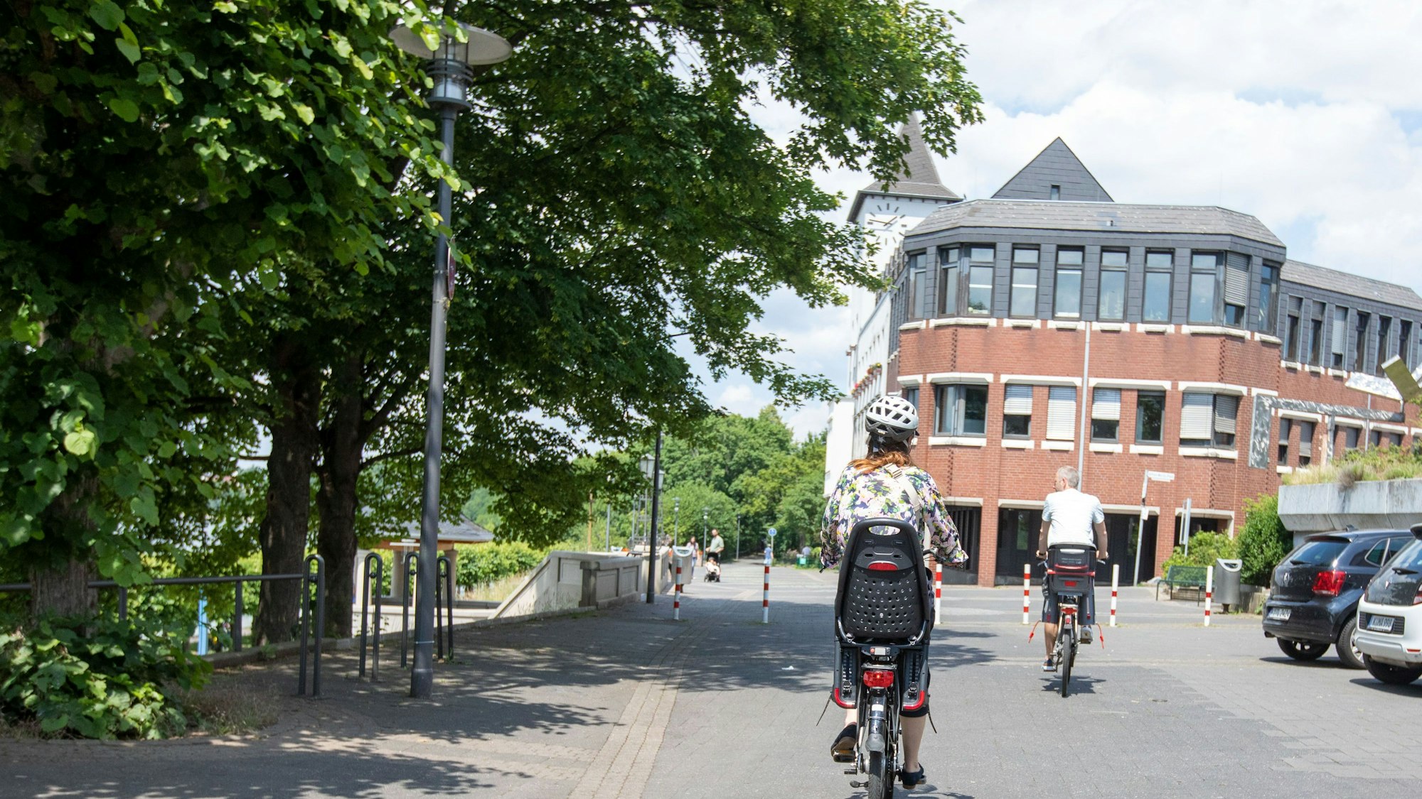 Eine Radfahrerin auf der Rheinpromenade