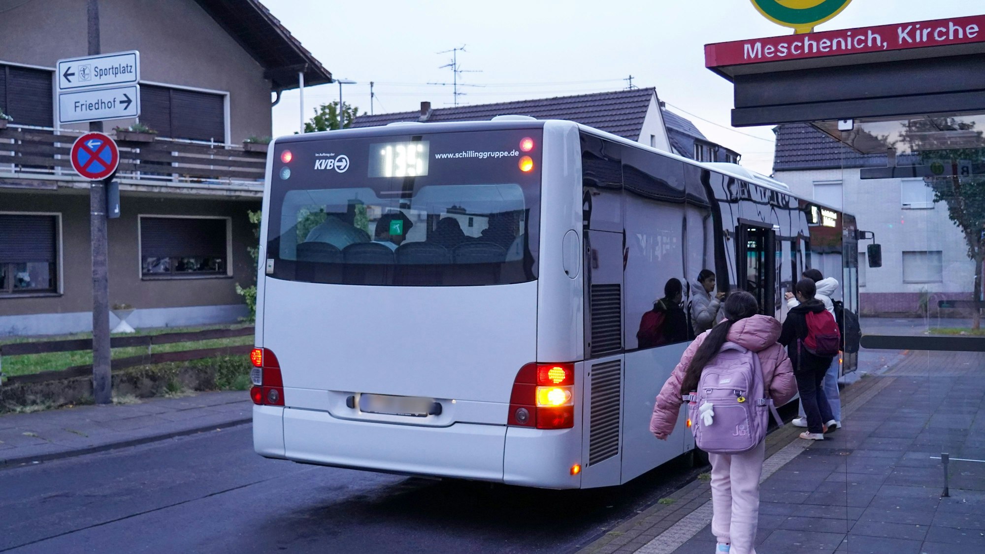 Schüler steigen in Meschenich in den 135er, um zur Schule zu kommen.