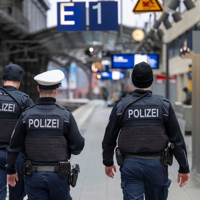 Köln: Polizeibeamte patrouillieren im Hauptbahnhof (Symbolbild). Am Mittwochabend gibt es hier einen Notarzteinsatz.
