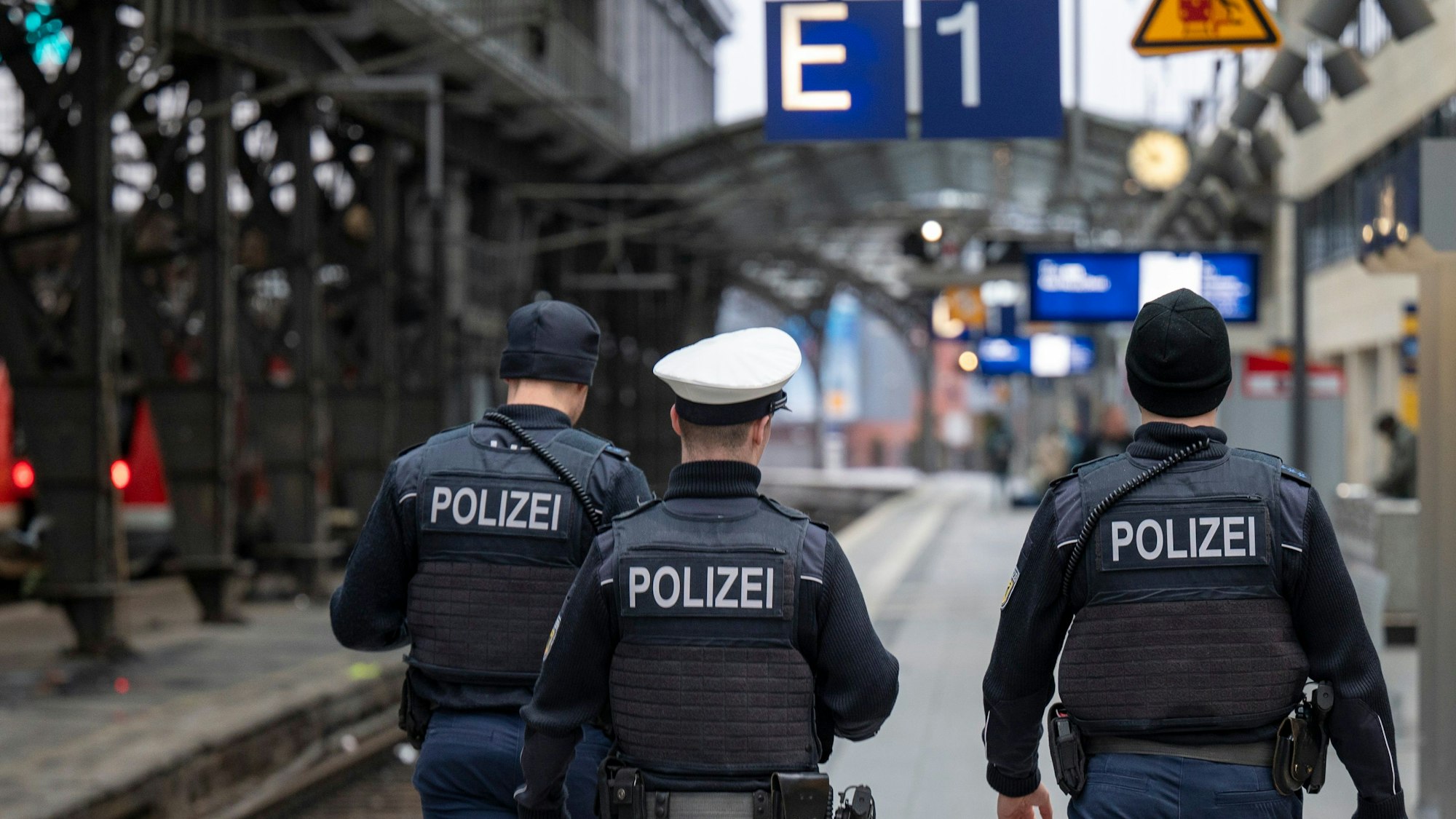 Köln: Polizeibeamte patrouillieren im Hauptbahnhof (Symbolbild). Am Mittwochabend gibt es hier einen Notarzteinsatz.