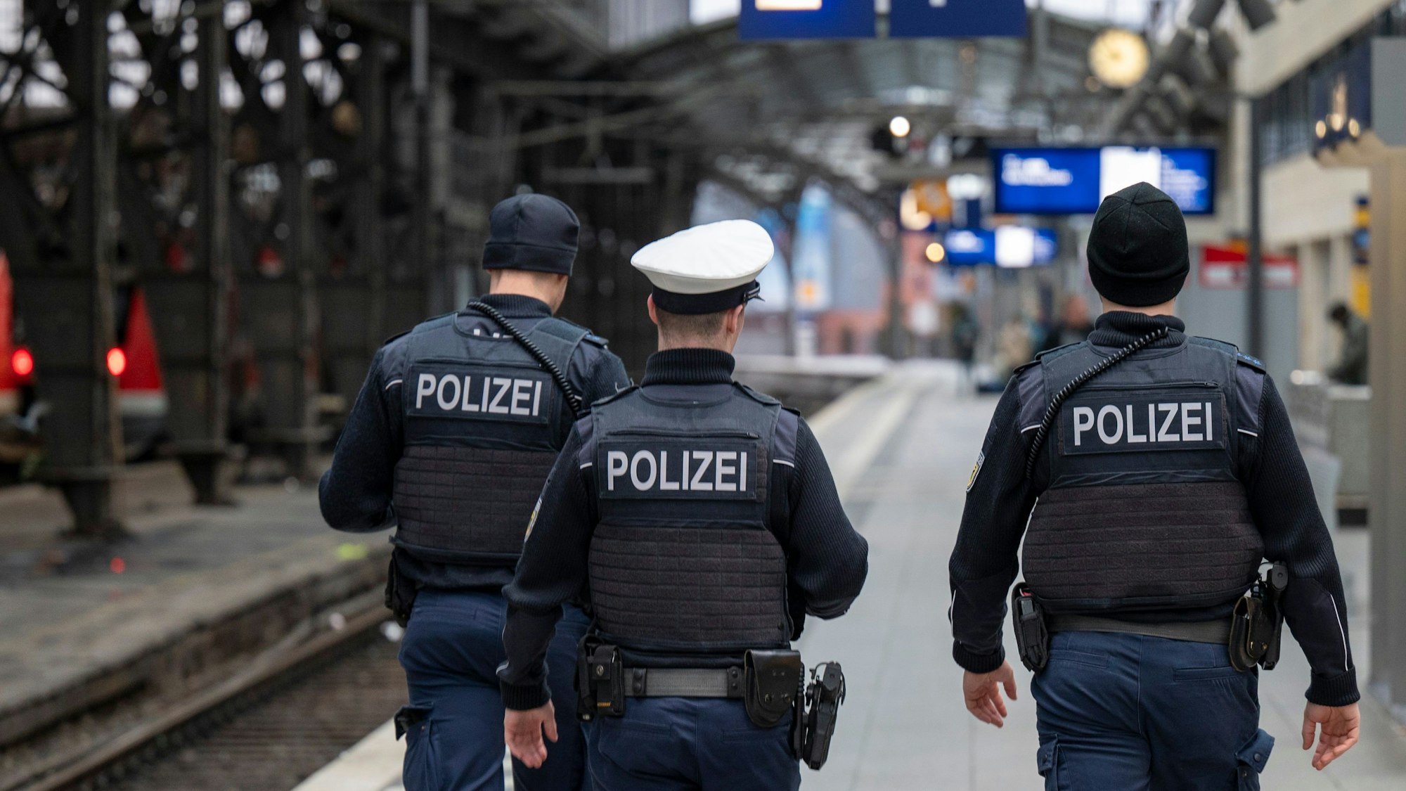 Patrouillierende Streife am Kölner Hauptbahnhof