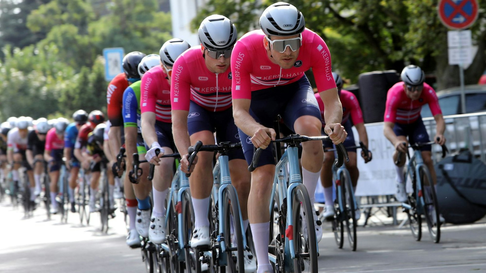 Niklas Mäger (vorne) und das Team Kern-Haus überzeugen beim Heimrennen in Spich.