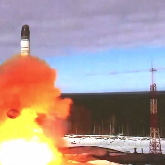 Ein Screenshot eines Videos des russischen Verteidigungsministeriums zeigt eine RS-28 Sarmat-Rakete bei einem Text. Erneut soll es bei der Erprobung der weitreichenden Waffe zu einem Zwischenfall gekommen sein. (Archivbild)