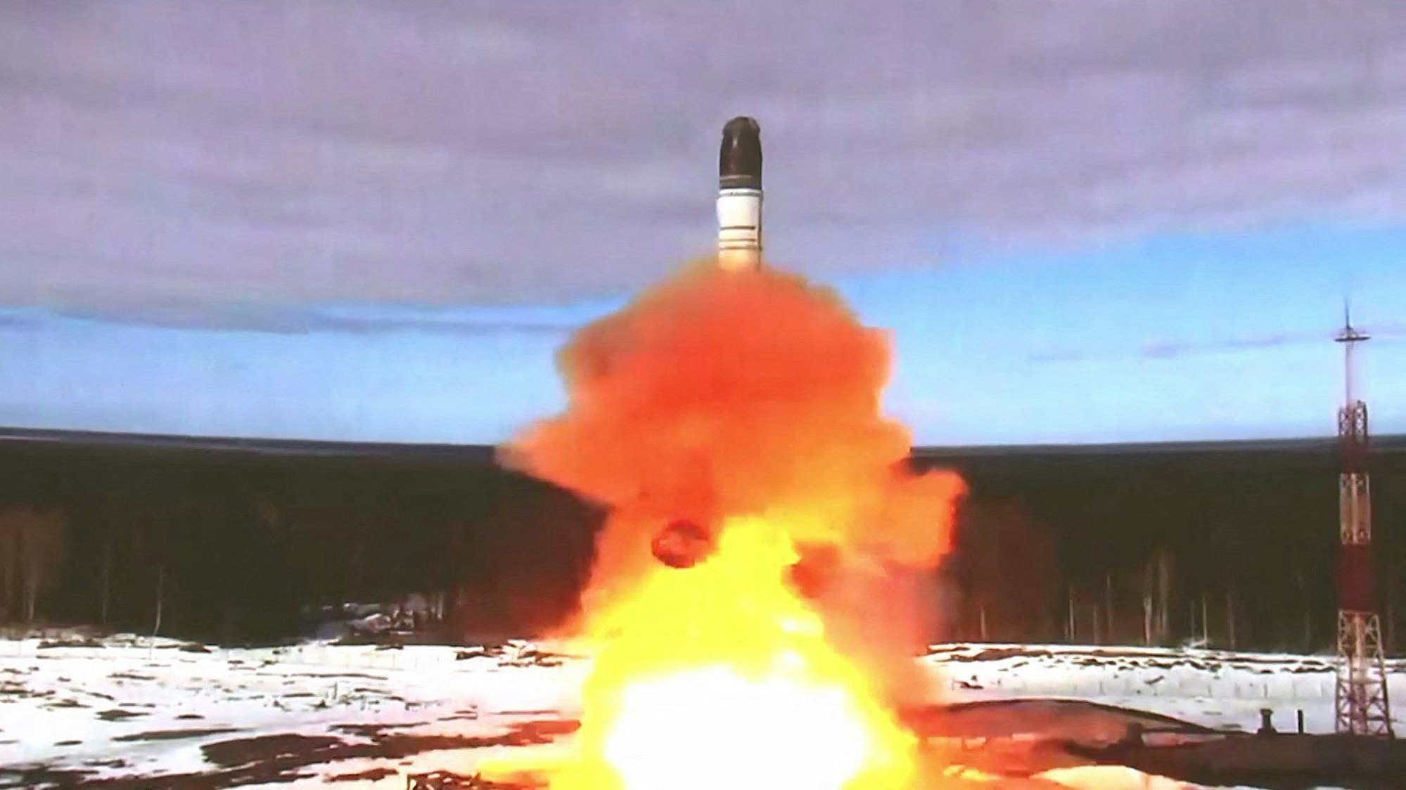 Ein Screenshot eines Videos des russischen Verteidigungsministeriums zeigt eine RS-28 Sarmat-Rakete bei einem Text. Erneut soll es bei der Erprobung der weitreichenden Waffe zu einem Zwischenfall gekommen sein. (Archivbild)