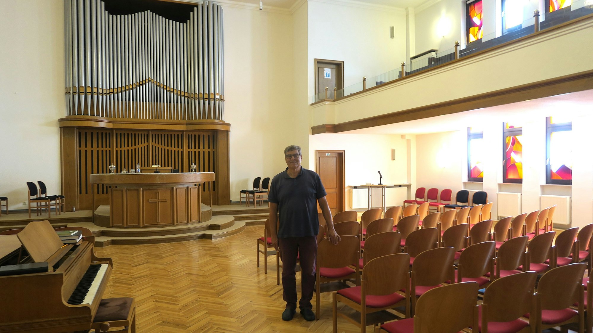 Thomas Moog in der Kirche in der Lenaustraße, die, anders als bei Katholiken und Protestanten, keinen eigenen Namen hat.