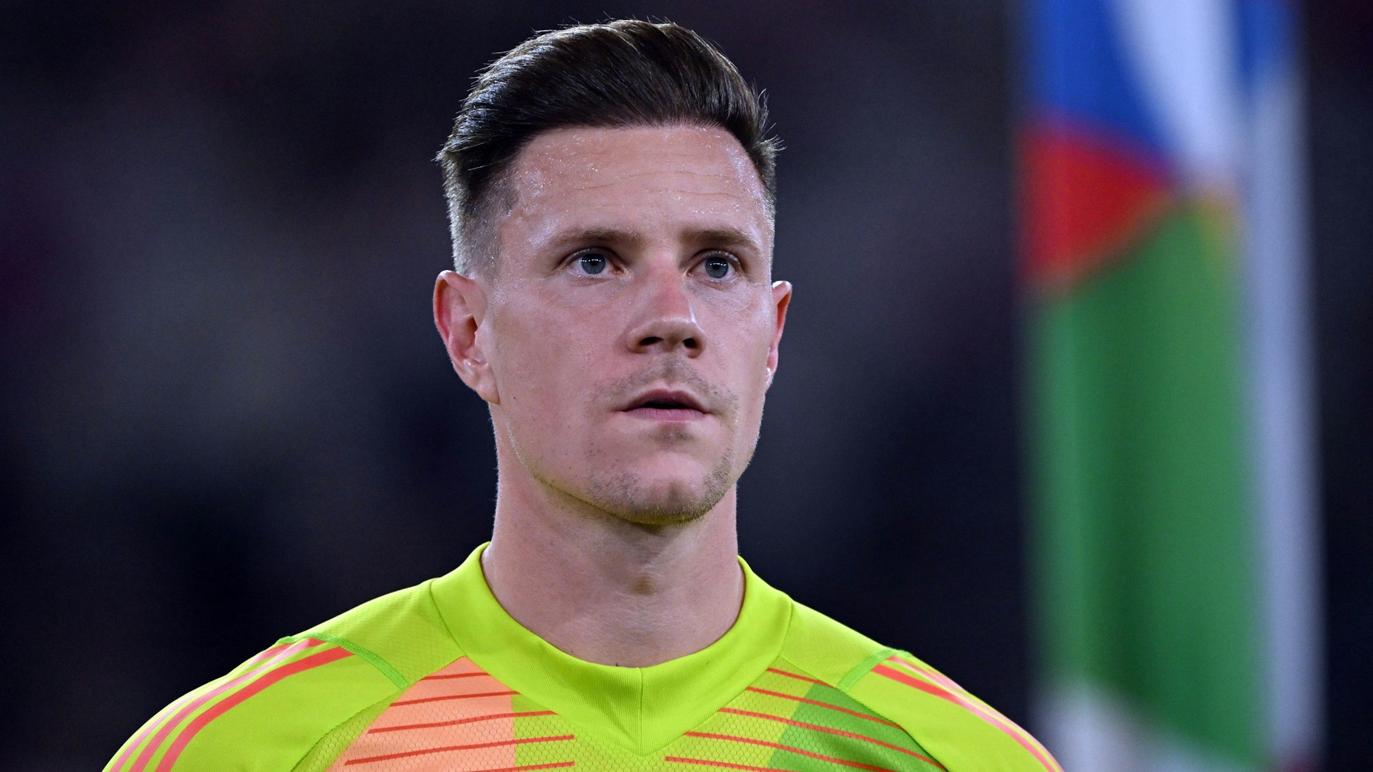 Der deutsche Fußball-Nationaltorhüter Marc-Andre ter Stegen ist nach seinem Patellasehnenriss im rechten Knie erfolgreich operiert worden.