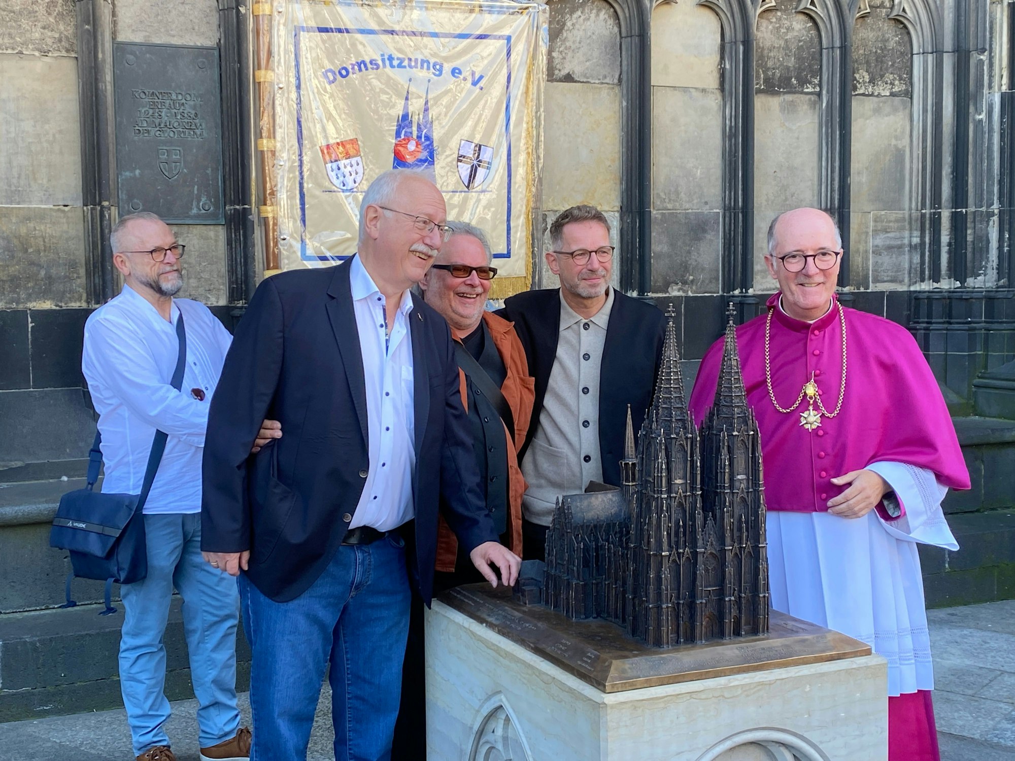 Übergabe des neuen Tastmodells an die Hohe Domkirche. Von links nach rechts der Vorsitzende des Vereins Domsitzung Heinz-Theo Müller, Obermeister Ingo Telkmann, Dombaumeister Peter Füssenich und Dompropst Msgr. Guido Assmann.