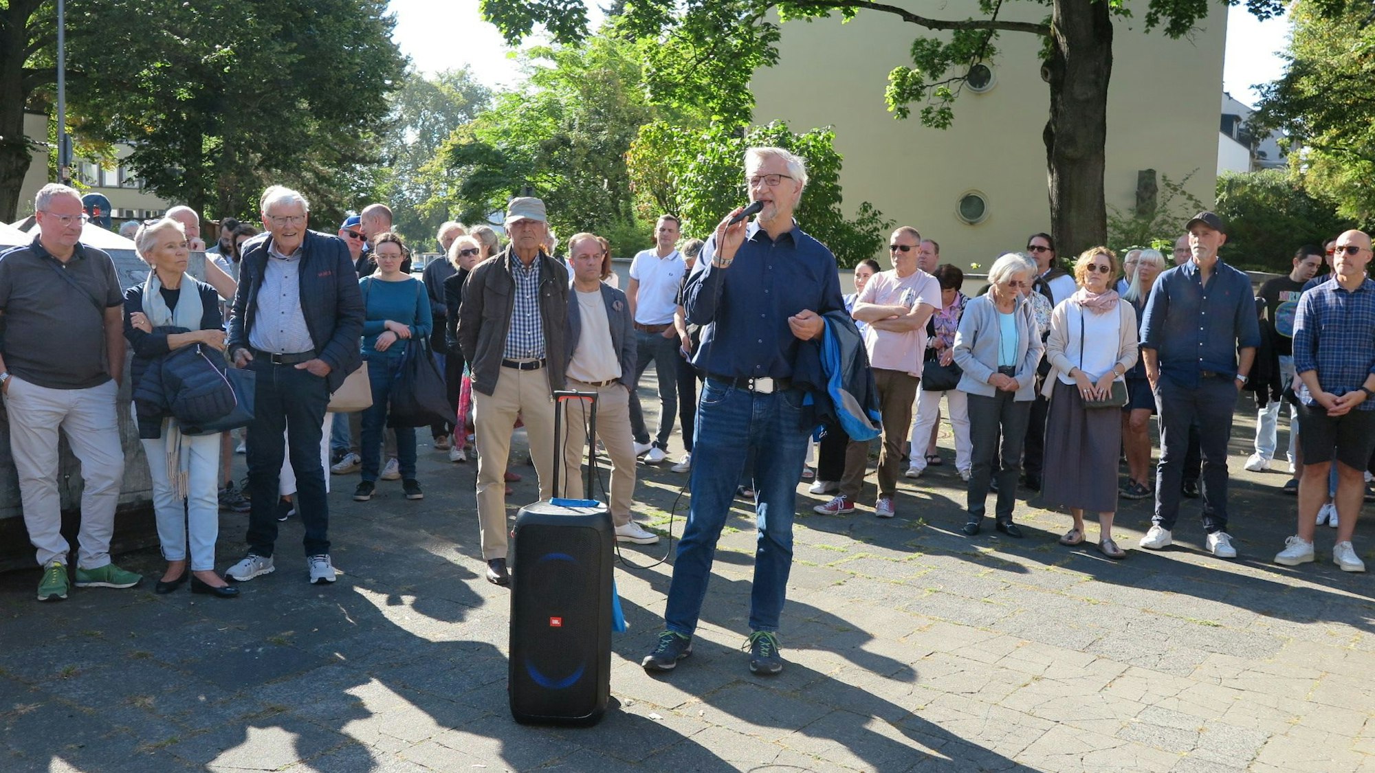Bezirksbürgermeister Andreas Hupke (am Mikrofon) betonte, dass demokratische Entscheidungsprozesse am wichtigsten sein.