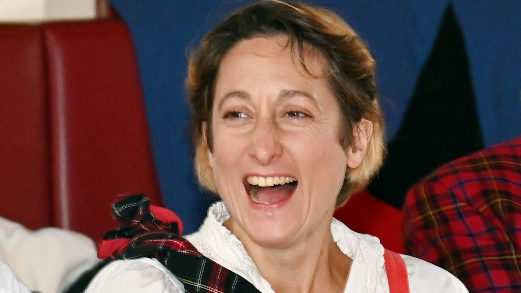 Aischa-Lina Löbbert als Schottin bei der Pressekonferenz im September 2024.