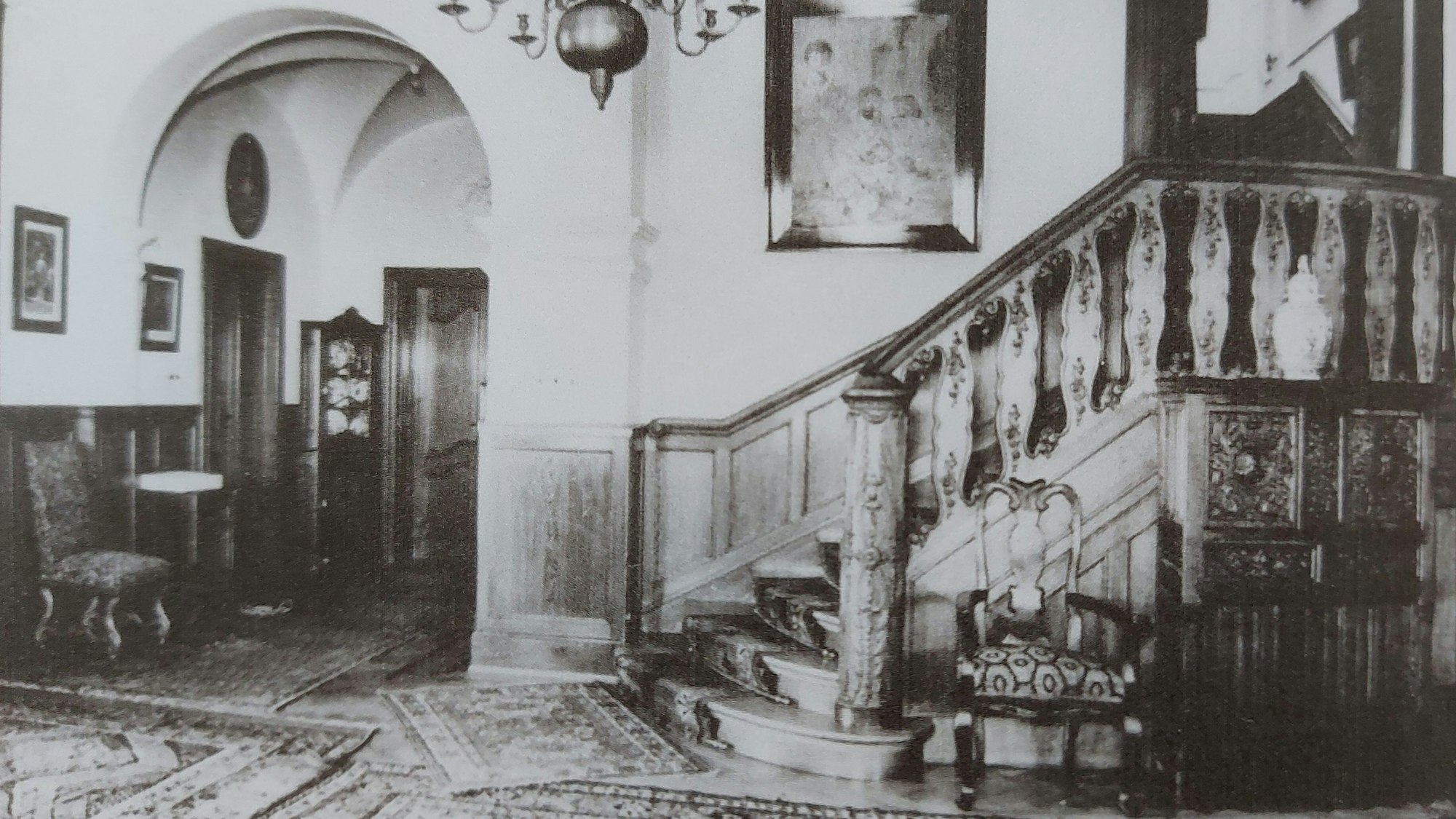Diele mit herrschaftlichem Treppenaufgang in der Villa Risch.