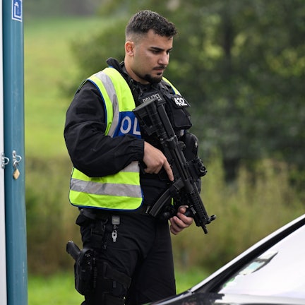 16.09.2024, Nordrhein-Westfalen, Aachen: Polizisten der Bundespolizei kontrollieren an der Grenze zu Belgien einreisende Fahrzeuge. Um Mitternacht startete die Polizei ihre Kontrollen gegen unberechtigte Einreisen nach Deutschland. Nach dem Messerattentat von Solingen hat die Bundesregierung härteres Vorgehen an den Grenzen in Kraft getreten, um gegen die illegale Einreisen vorzugehen.