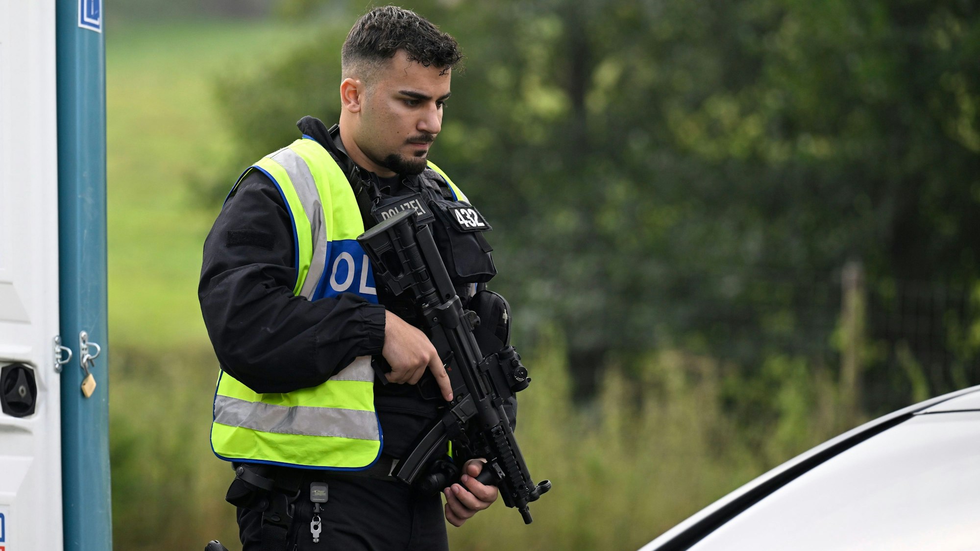 16.09.2024, Nordrhein-Westfalen, Aachen: Polizisten der Bundespolizei kontrollieren an der Grenze zu Belgien einreisende Fahrzeuge. Um Mitternacht startete die Polizei ihre Kontrollen gegen unberechtigte Einreisen nach Deutschland. Nach dem Messerattentat von Solingen hat die Bundesregierung härteres Vorgehen an den Grenzen in Kraft getreten, um gegen die illegale Einreisen vorzugehen.
