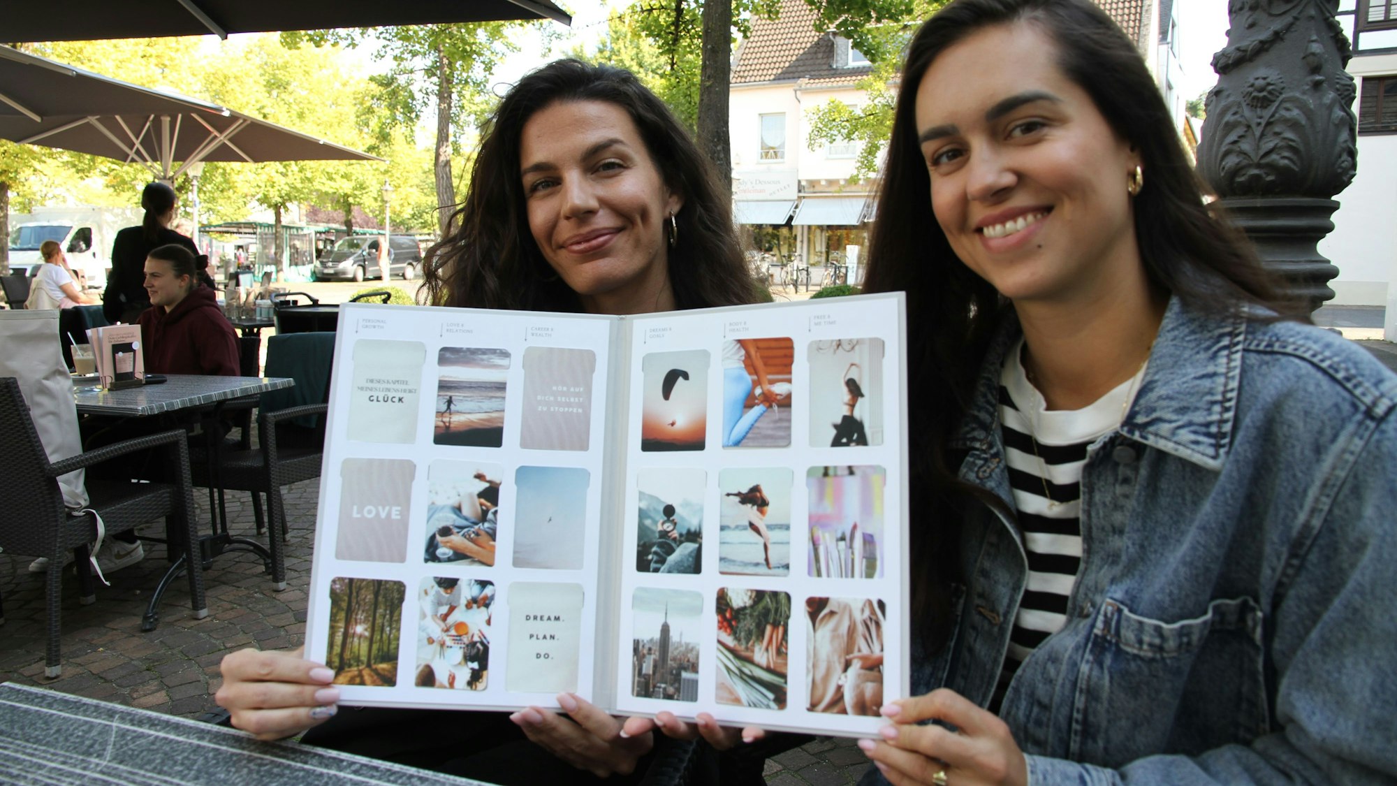 Zwei Frauen mit einem Steckalbum