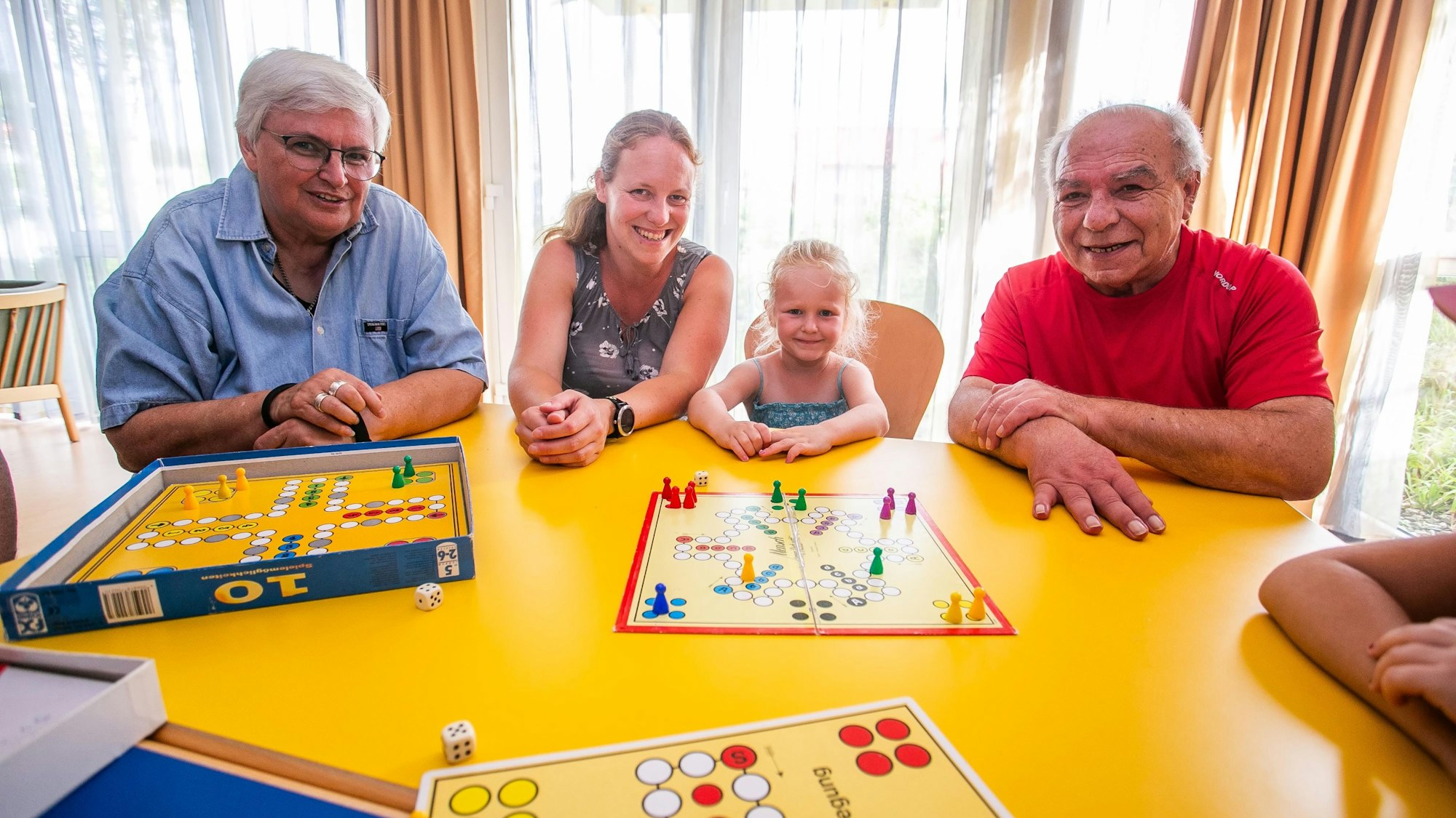 dbo - 17349, vl.: Wipperfürth, Alte Kölner Straße 36, CBT-Mehrgenerationenhaus: 20
Jahre Bestehen - Anfang 2023 erfolgte Trägerübernahme der
Einrichtung Franziskus-Heim durch die CBT – Caritas-Betriebs-
führungs- und Trägergesellschaft mbH + damit Zusammenschluss
beider Häuser unter Leitung von Gunter Brochhagen
vl.: Angelika Floßbach, Tanja Lang, Zoe, Bernd Hönkhaus